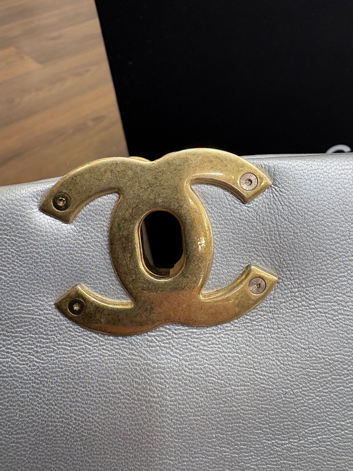 Chanel C19  media in pelle argento hw silver / gold