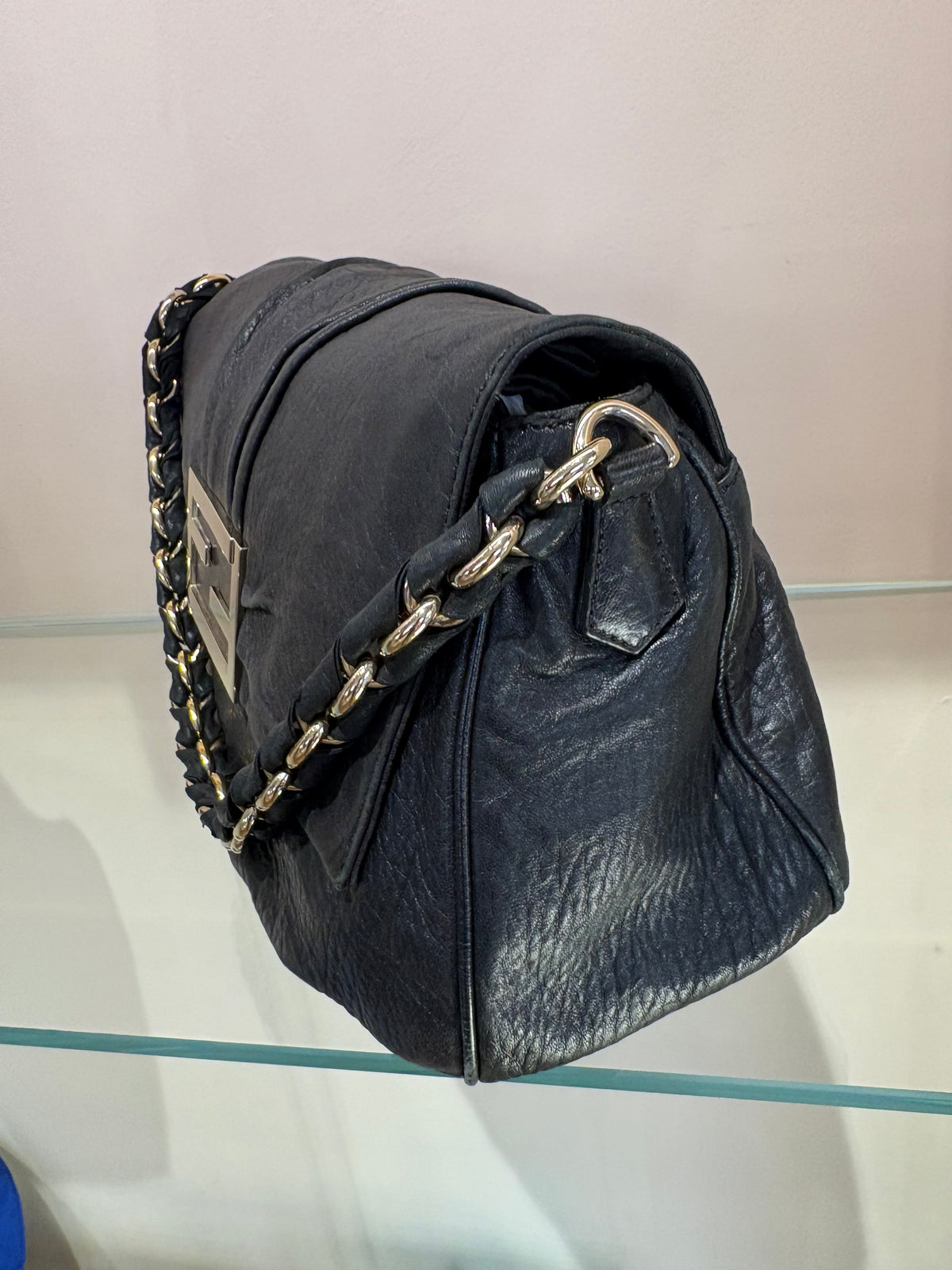 Fendi Mia Bag borsa a spalla in pelle martellata nera
