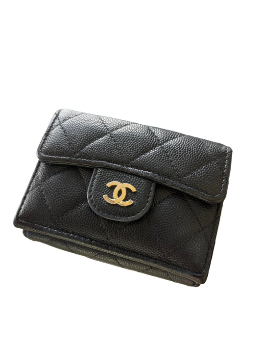 Chanel Portafoglio Compatto Classico con Patta Small in Pelle Lambskin Nera e Metallo Dorato