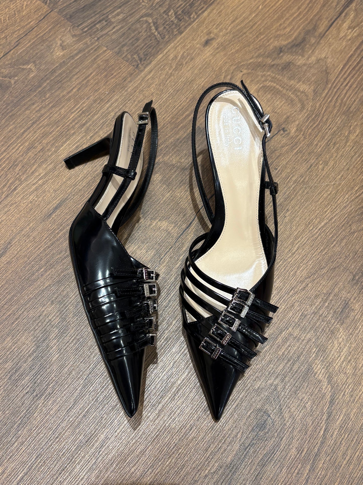 Gucci Décolleté Slingback Gucci Seraphine in Vernice con Fibbie. Nuovo