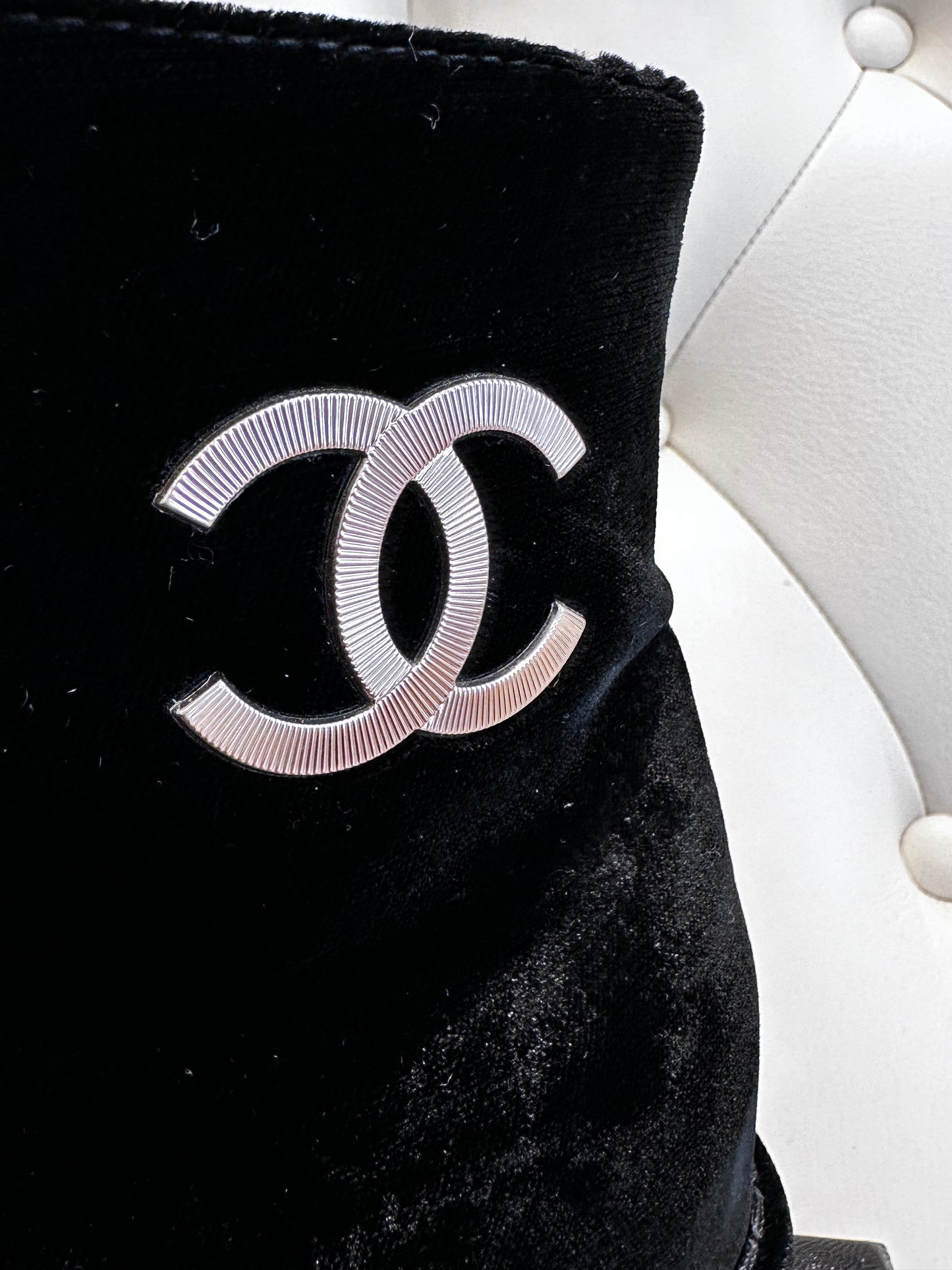 Chanel polacchini in velluto logo dorato