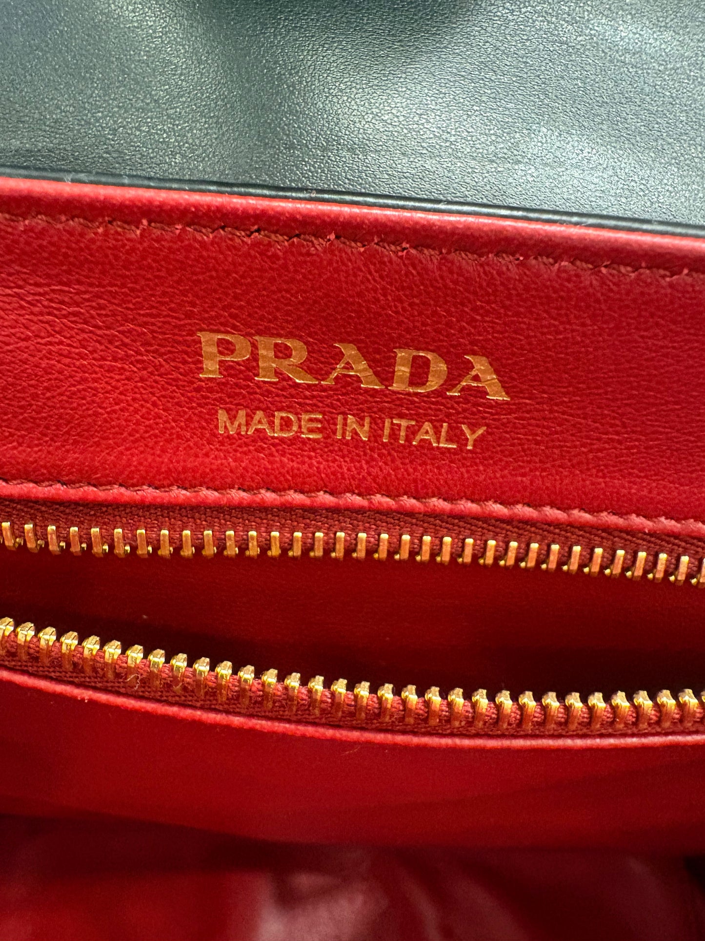 Borsa Prada Sidonie Top Handle in Pelle Saffiano Nera con Finiture Oro