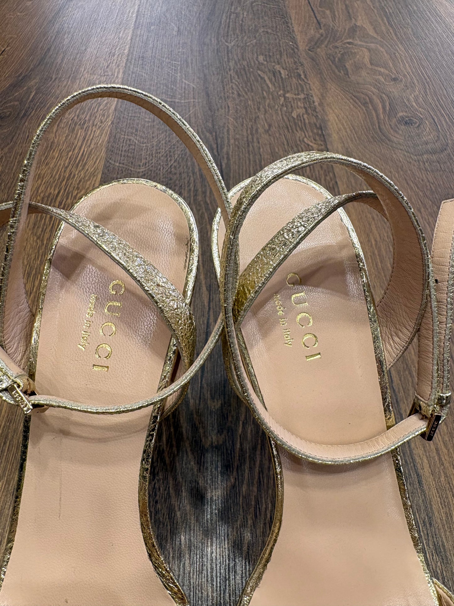 Gucci sandali in pelle oro 37