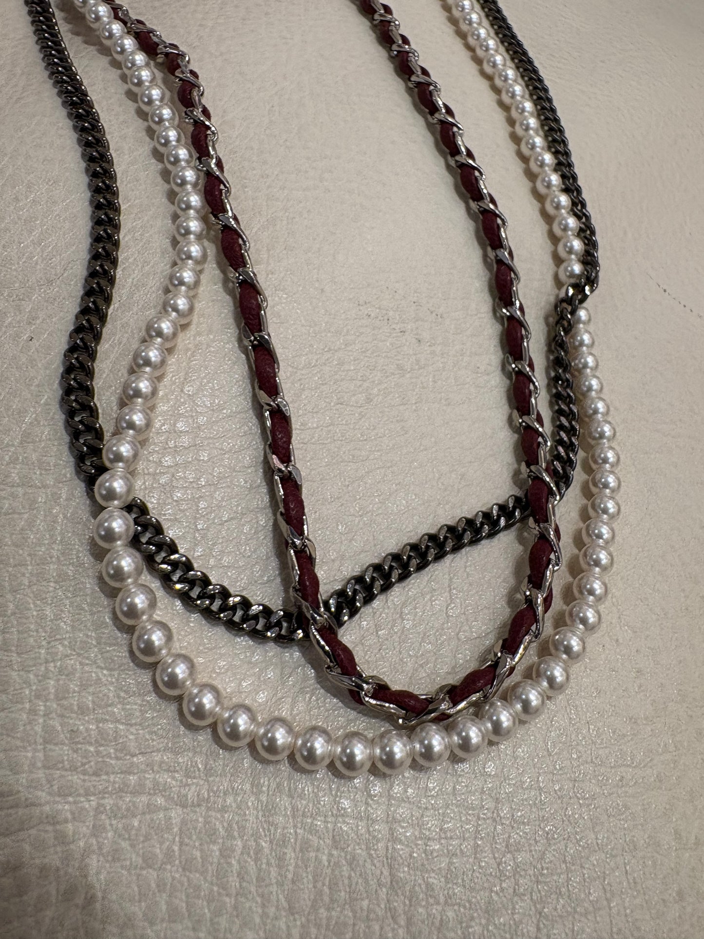 Chanel occhiali da sole round catene pelle e perle lenti rosa sfumate