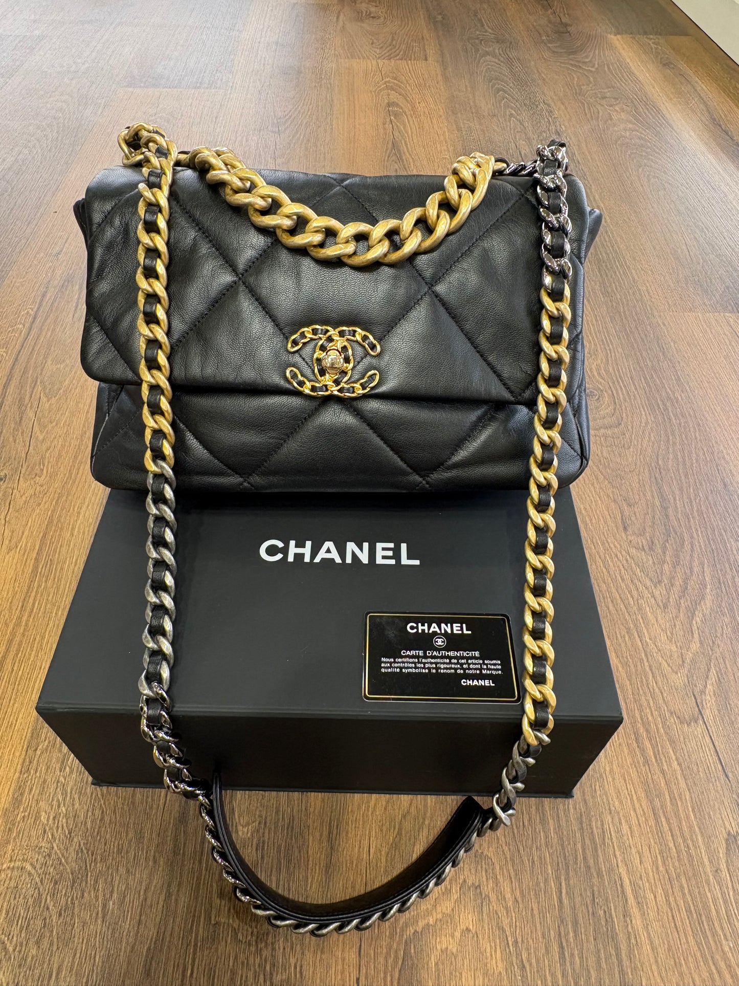 Borsa Chanel 19 Large Pelle d'Agnello Nera con Hardware Silver Gold