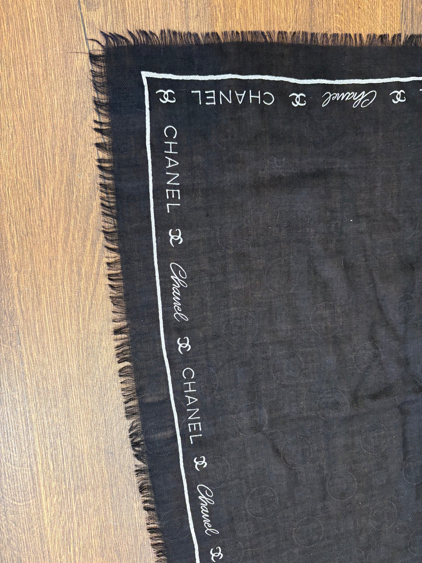 Chanel Maxi Stola Logata in Cashmere e Seta Nero/Bianco