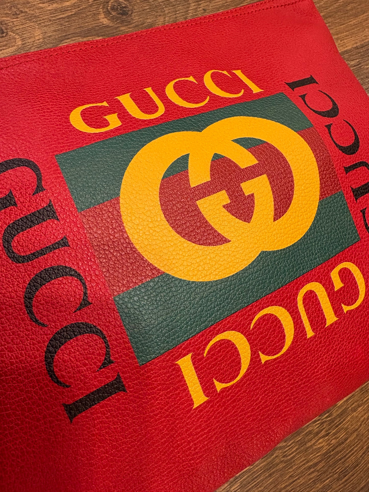 Gucci pochette in pelle con logo stampato
