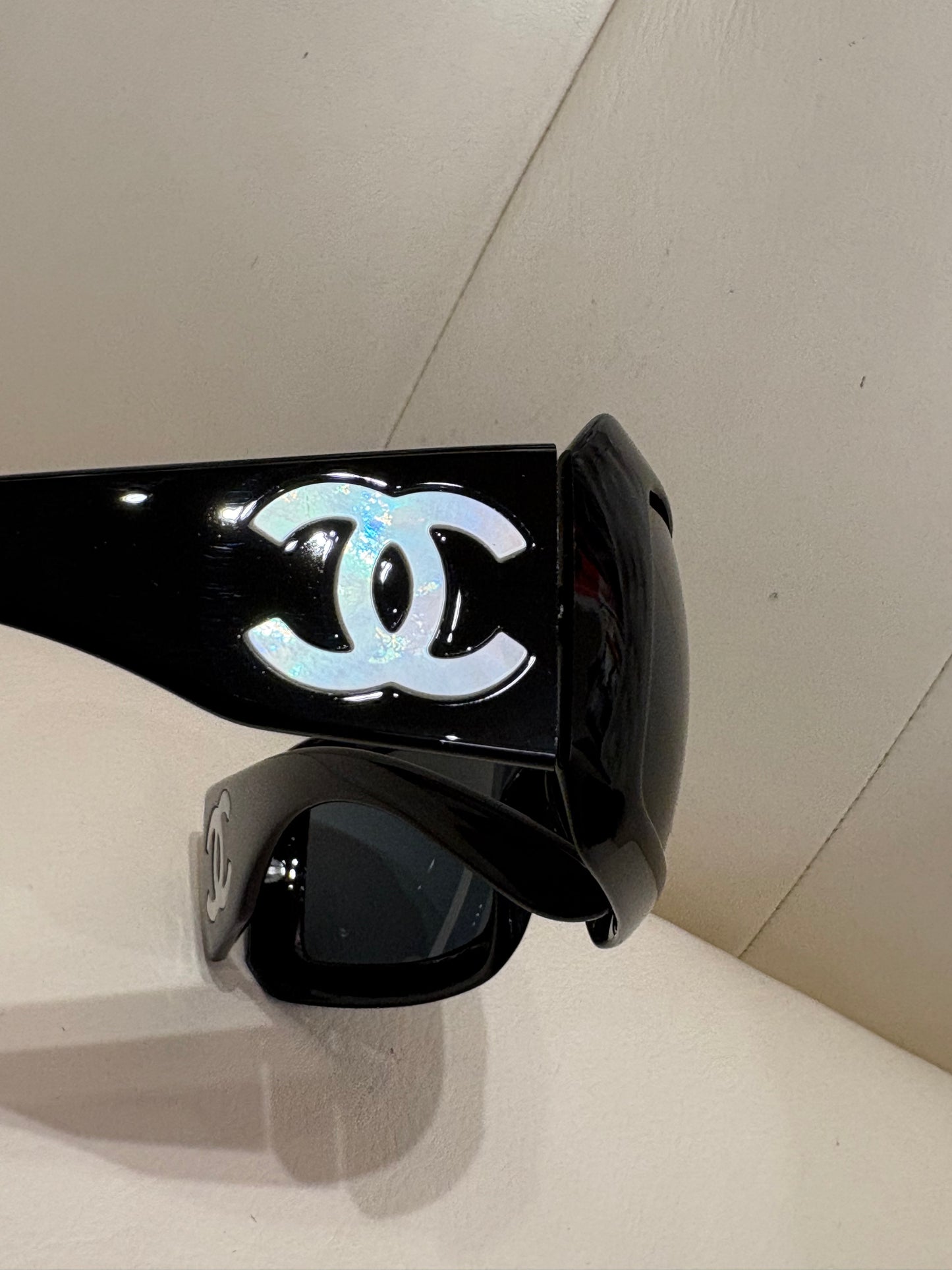 Chanel occhiali da sole acetato nero macro logo