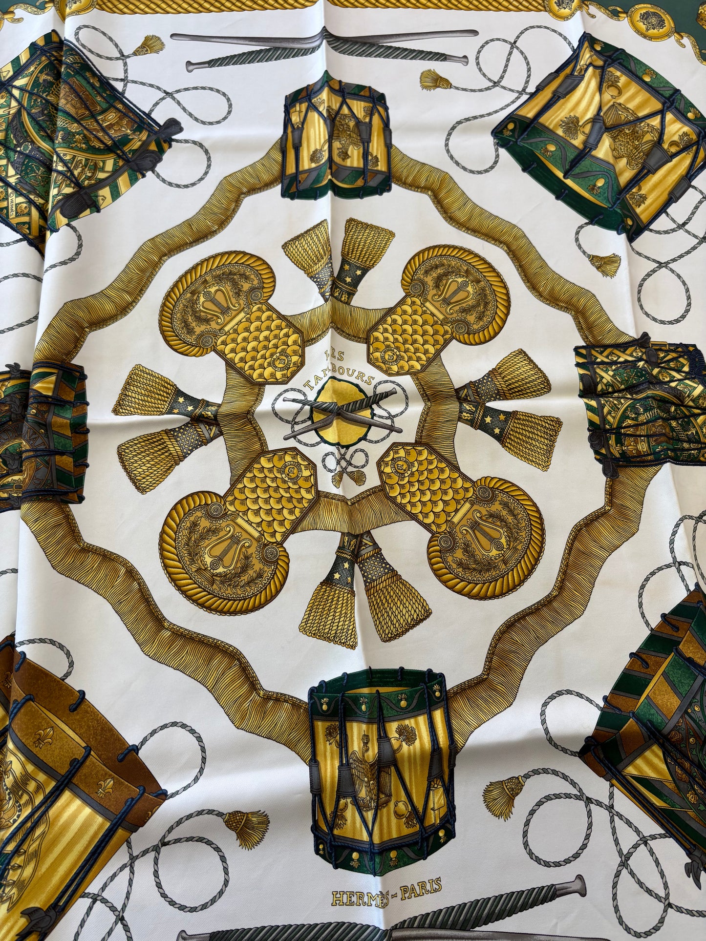 Hermès Paris Foulard Carré 90 "Les Tambours" in Seta Verde Bosco