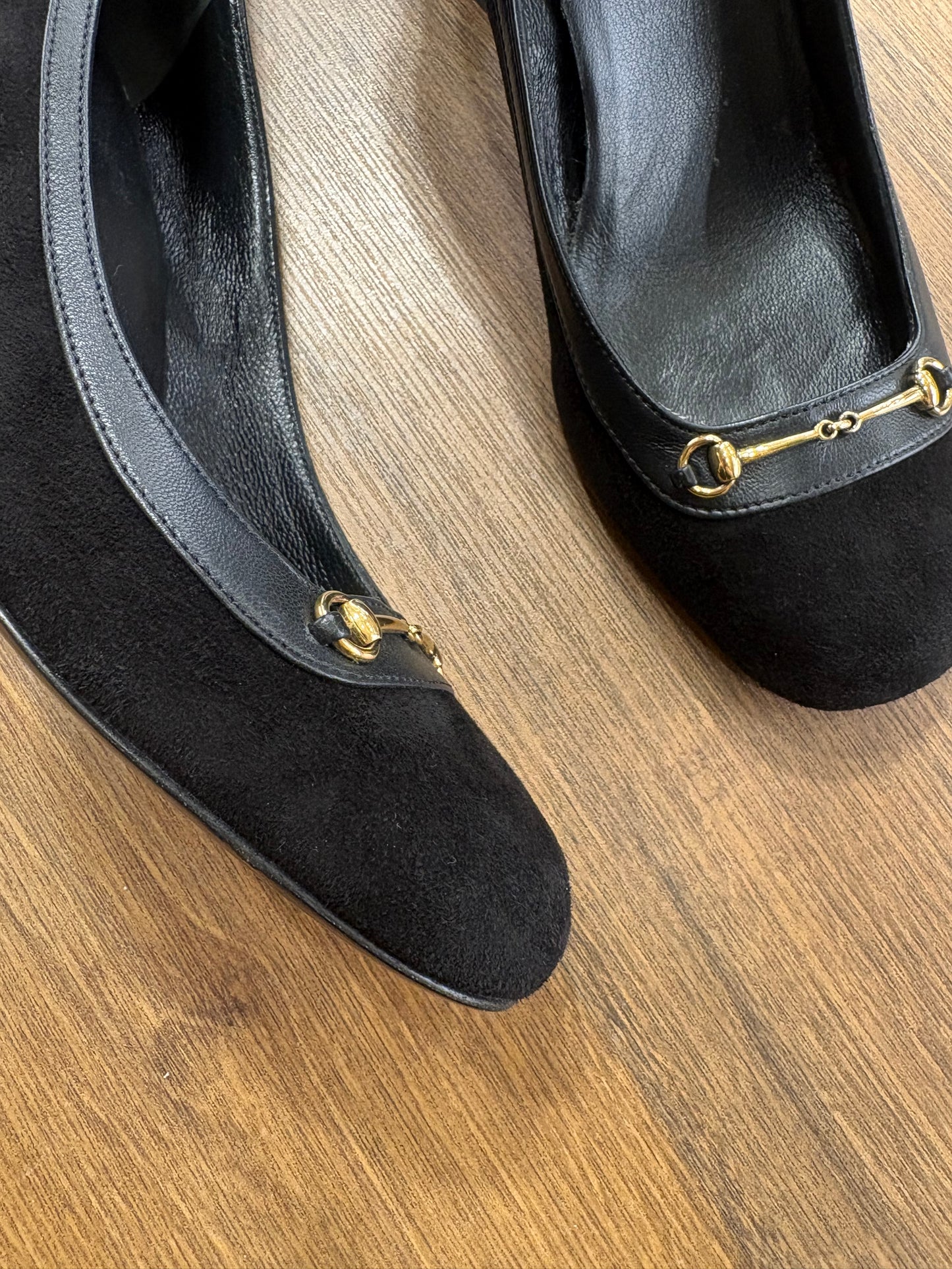 Gucci décolleté in suede nero con morsetto dorato