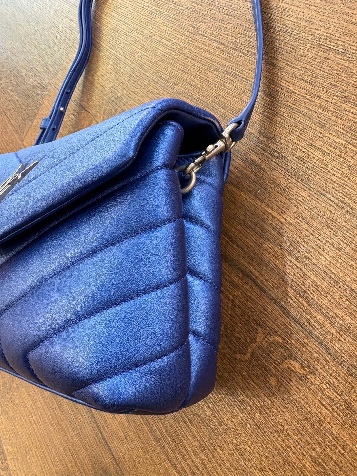 Ysl Loulou Toy in pelle matelasse’ azzurro metallizzato. Nuovo