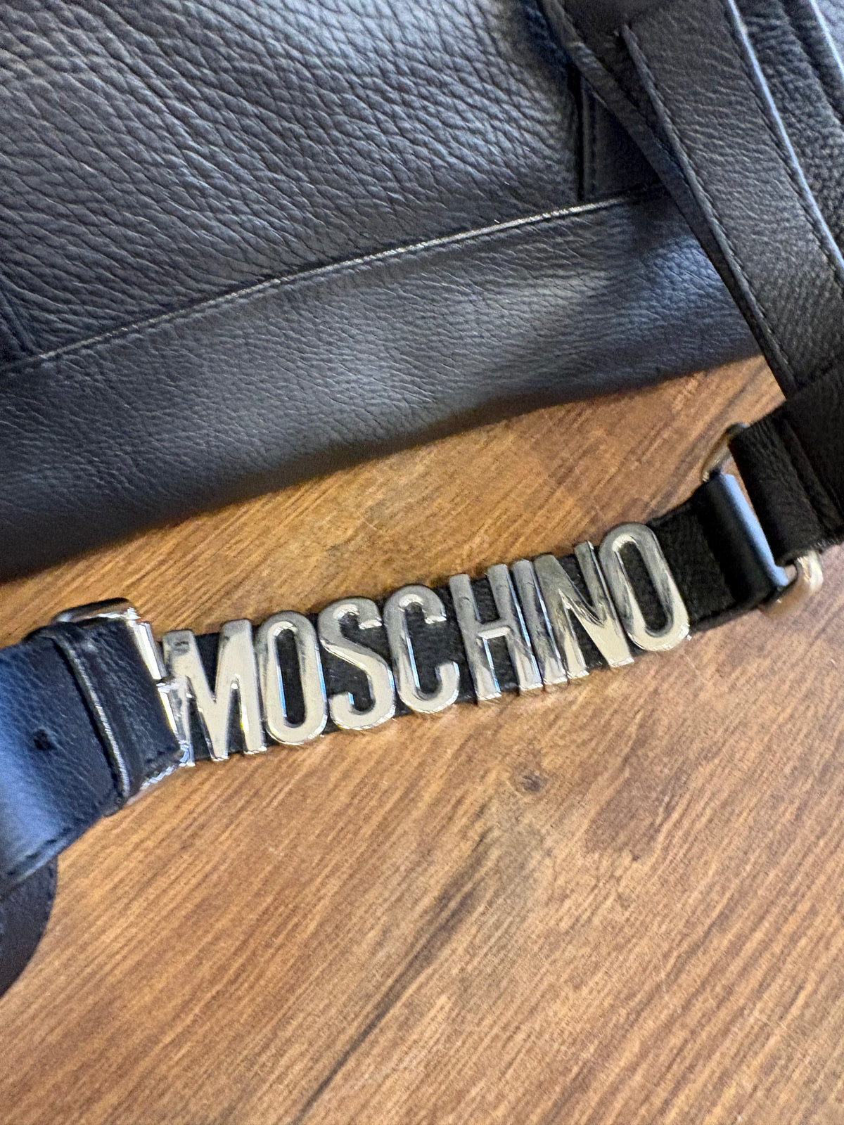 Moschino Maxi Borsa / Zaino Convertibile in Pelle Martellata con Lettering Logo