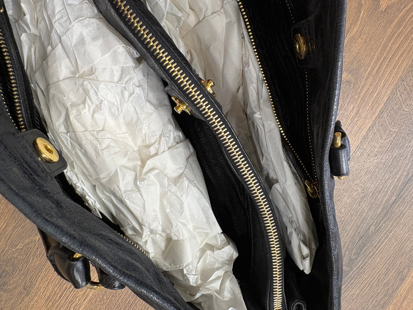 Prada borsa a mano in vitello shine con tracolla
