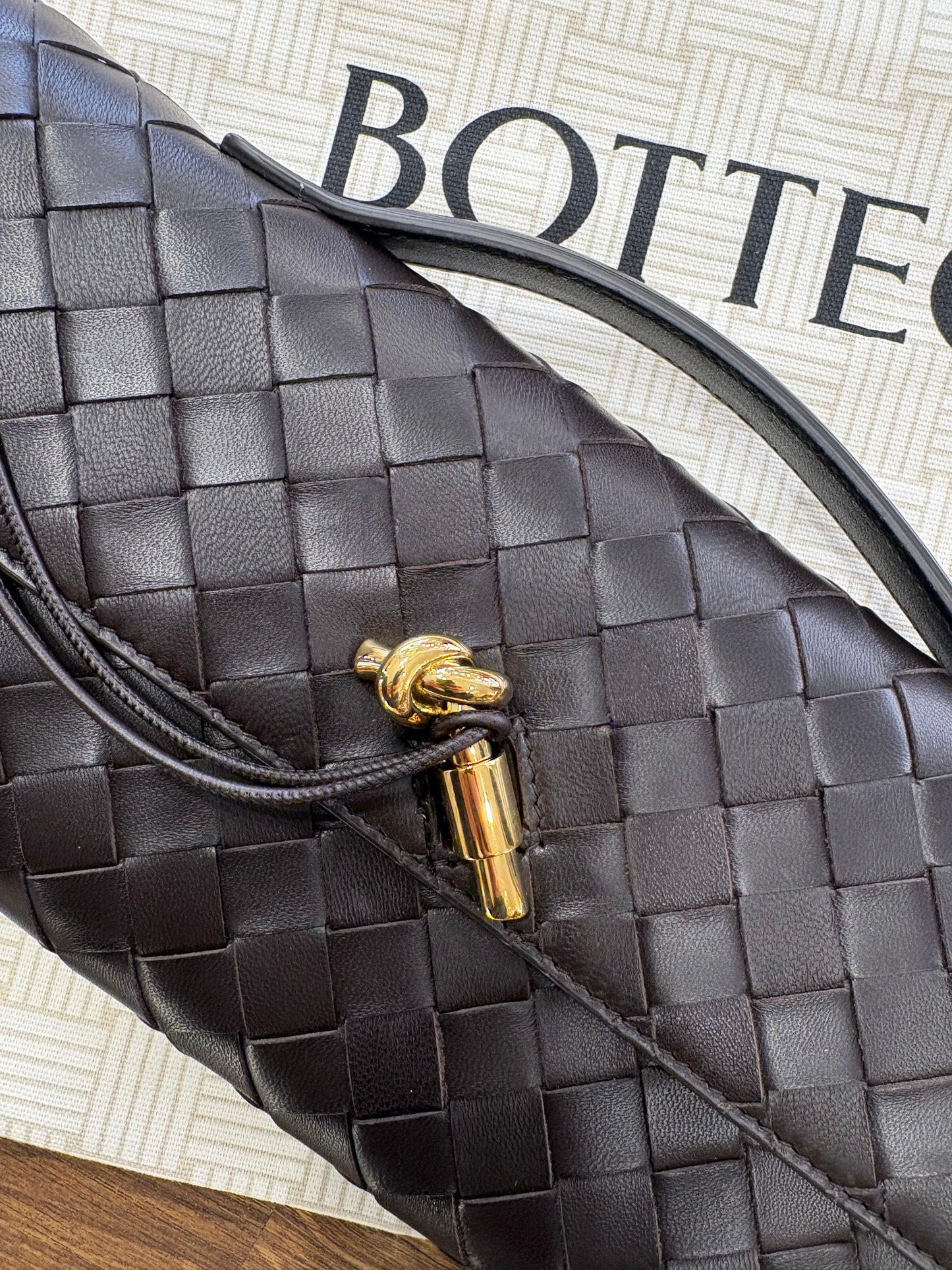 Bottega Veneta Andiamo clutch (fondant). Nuovo