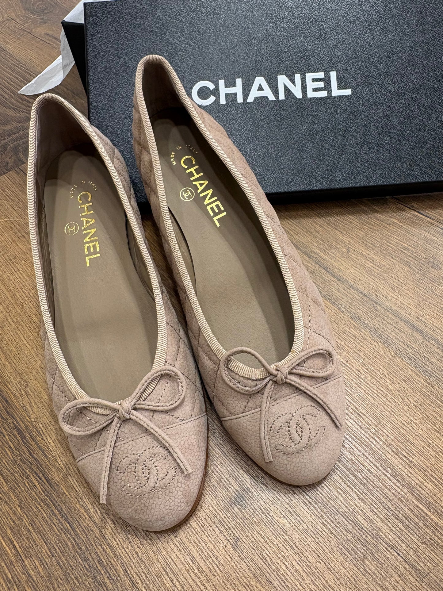Chanel Ballerine Cambon in Pelle Scamosciata Trapuntata Beige Classico. Nuove