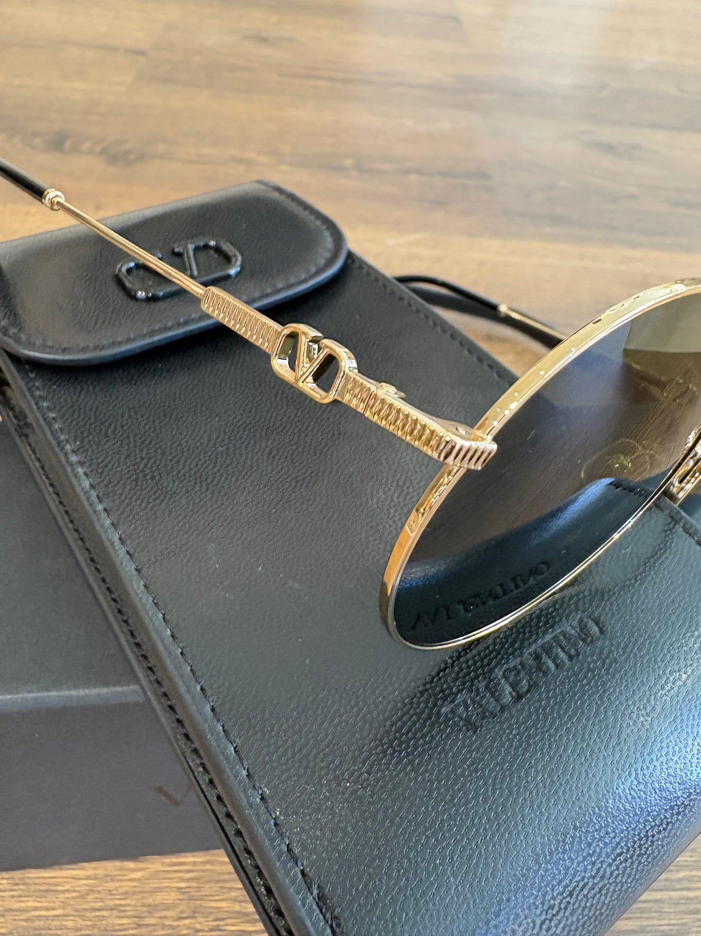 Occhiali da Sole Rotondi Valentino Garavani VG0027S in Metallo Dorato con Custodia-Borsetta VLogo