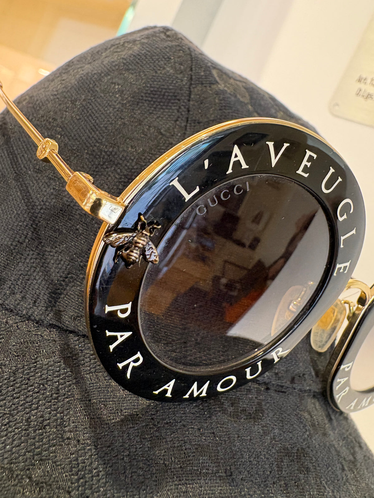 Gucci GG0113S "L'Aveugle Par Amour" Occhiali da Sole Rotondi Nero e Oro