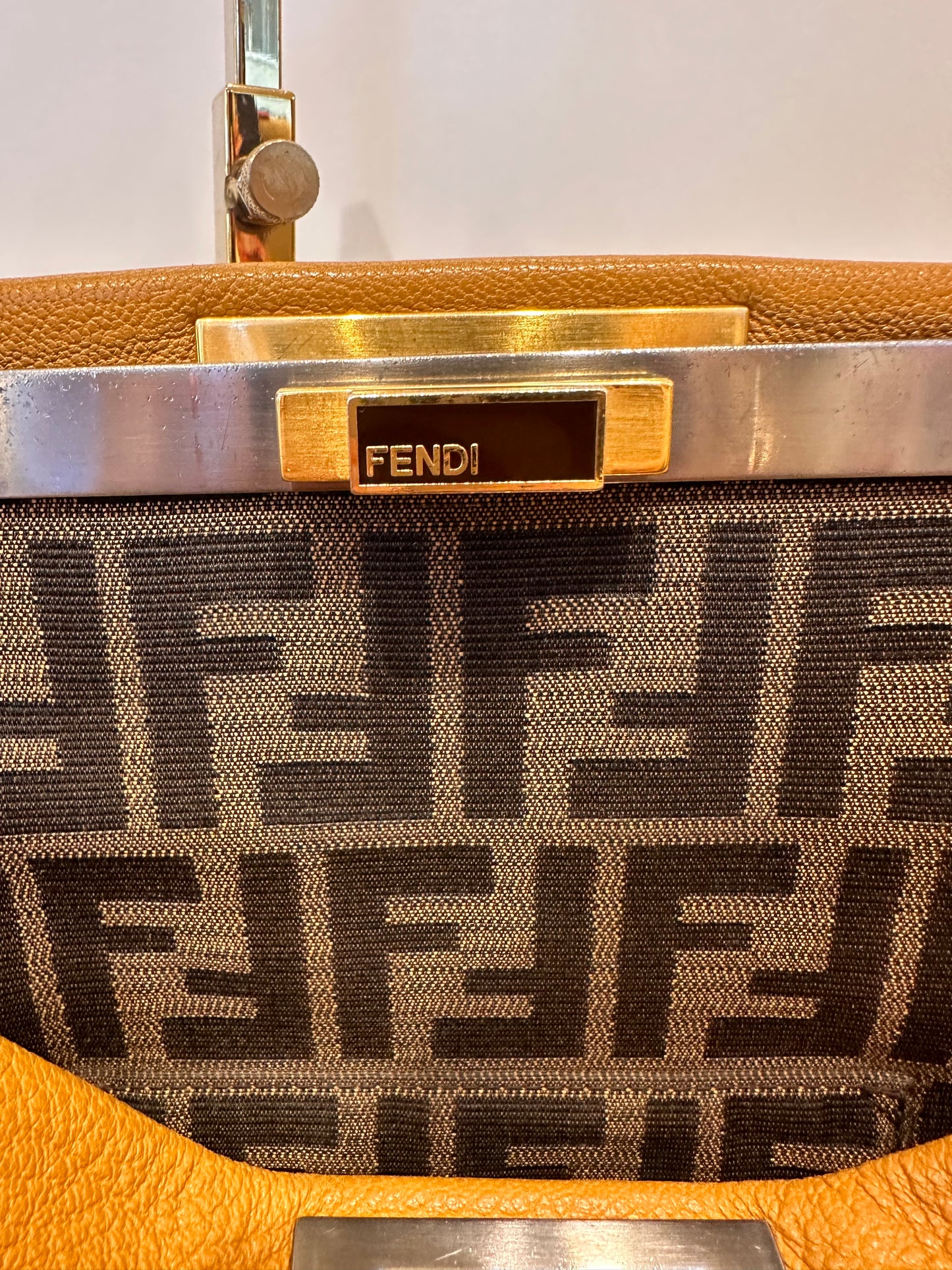 Fendi Peekaboo in pelle