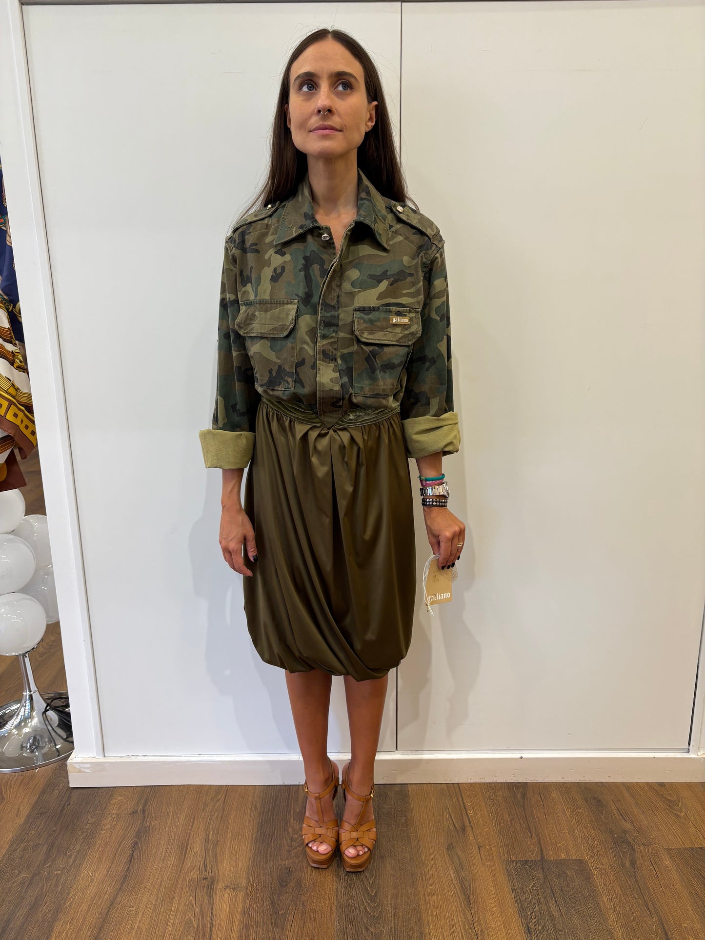 Galliano abito camouflage e seta recycling