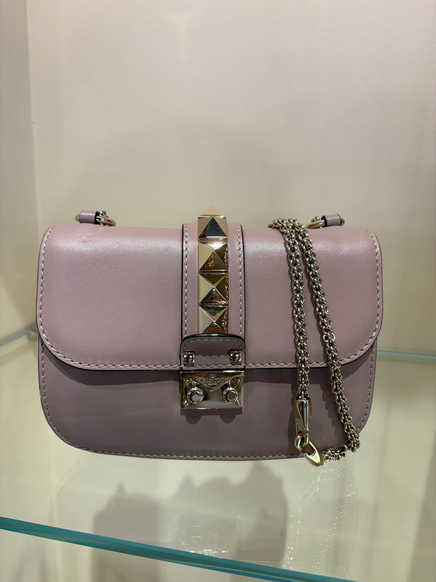 Valentino Garavani Borsa a tracolla  Glam Lock Medium in pelle rosa malva con borchie Rockstud