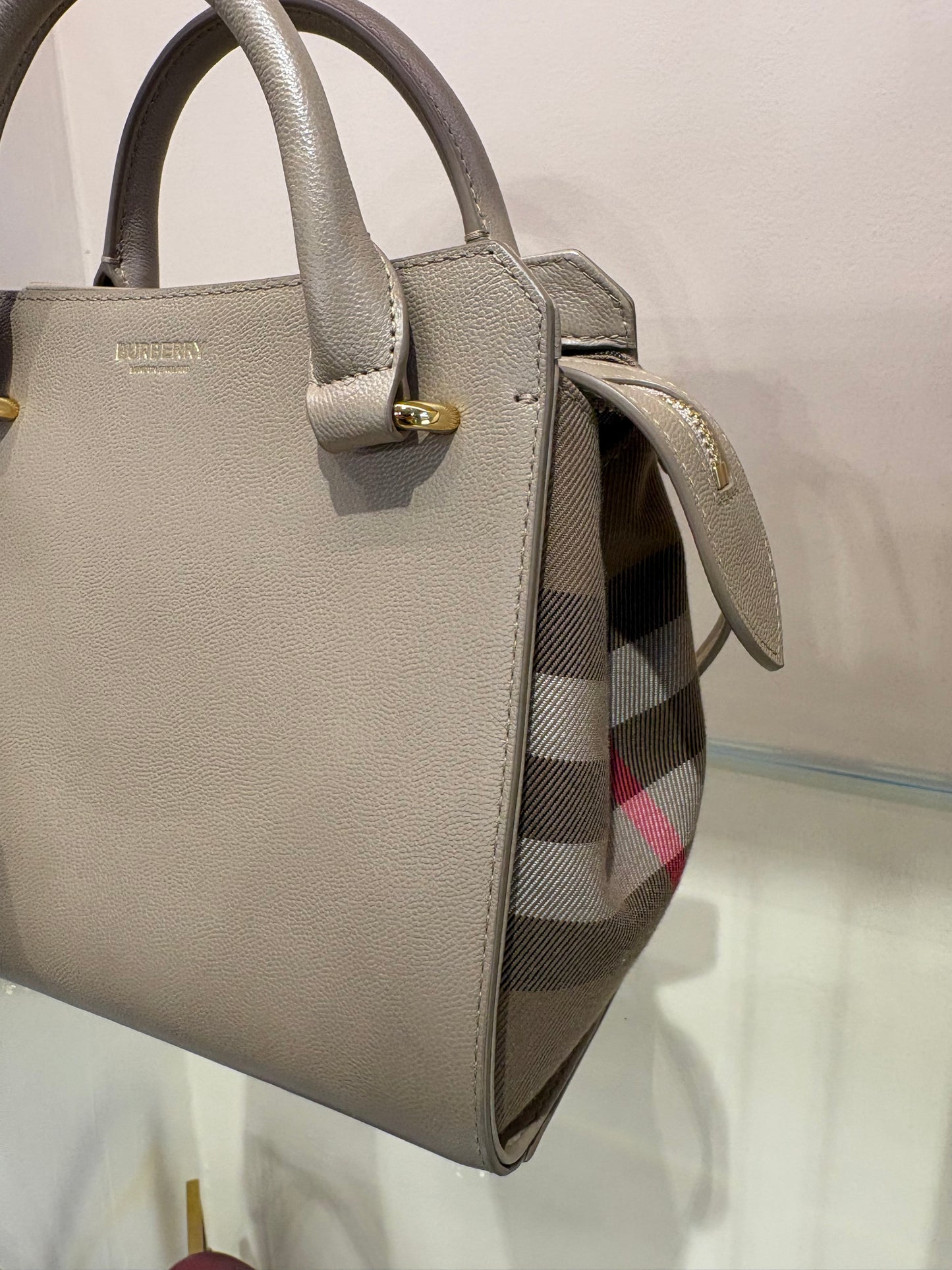 Burberry Borsa a Mano  Mini Banwell Tote in Pelle Martellata Beige -Tortora