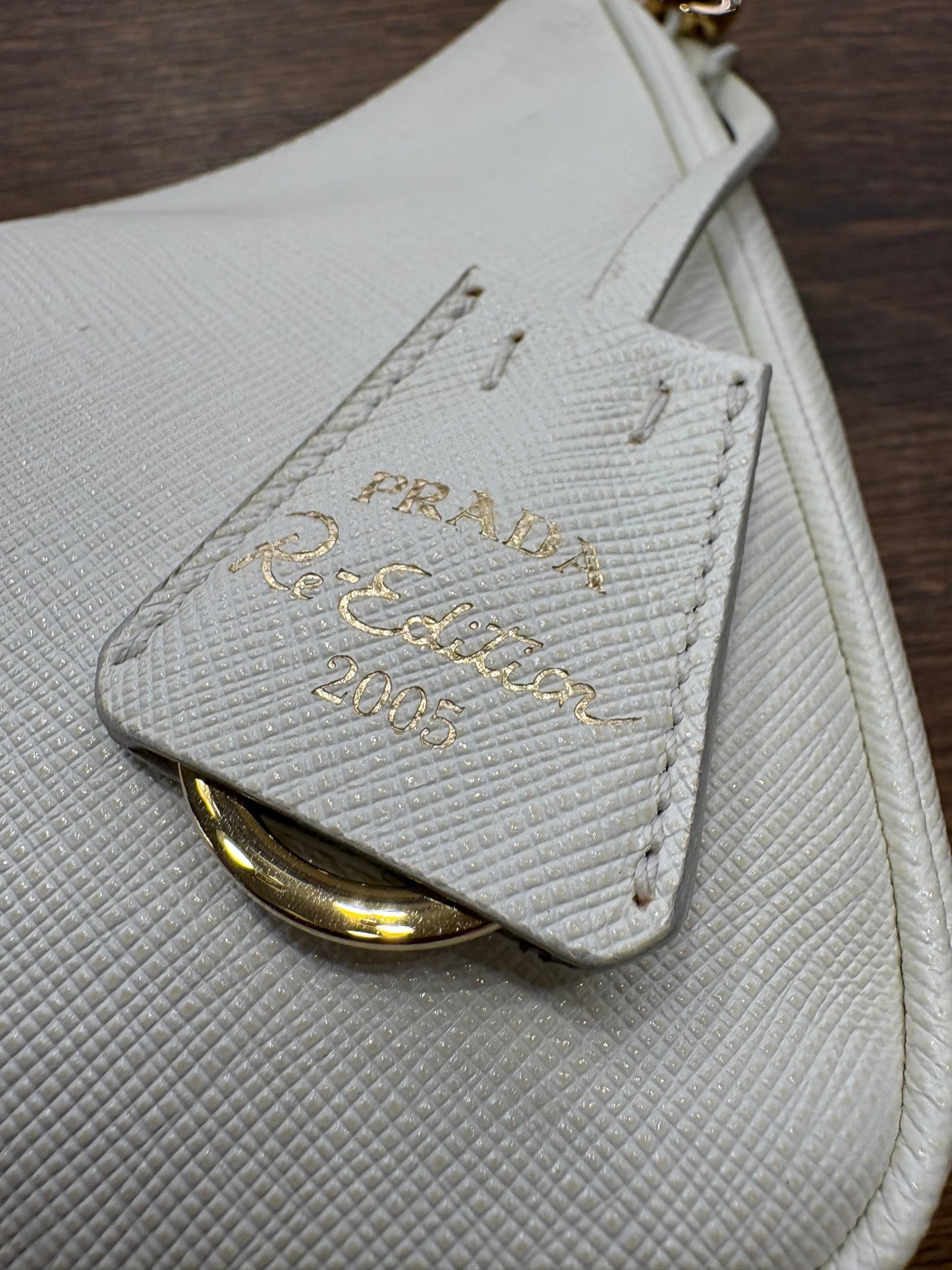 Borsa Prada Re-Edition 2005 in Pelle Saffiano Bianco e Dettagli Cocco Nero. Nuovo