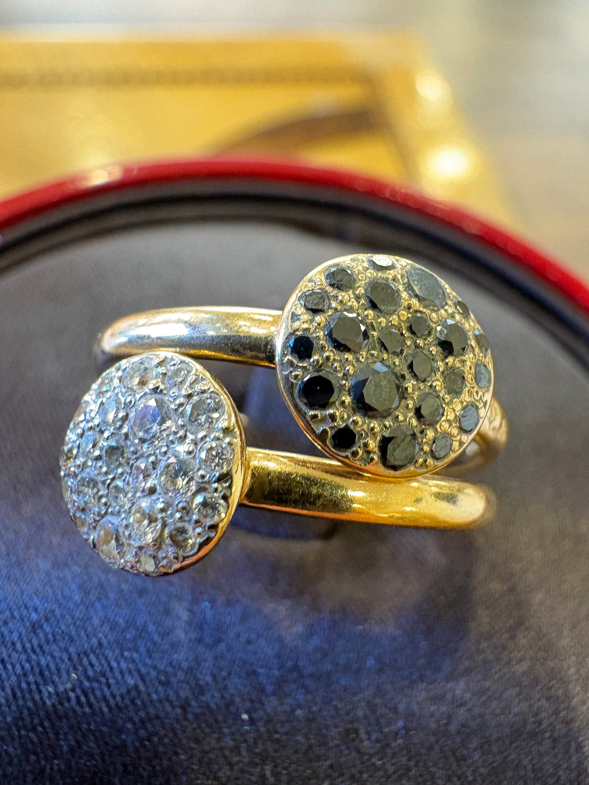 Pomellato Anello  Sabbia Modello Piccolo in Oro Giallo 18kt con Pavé di Diamanti Bianchi