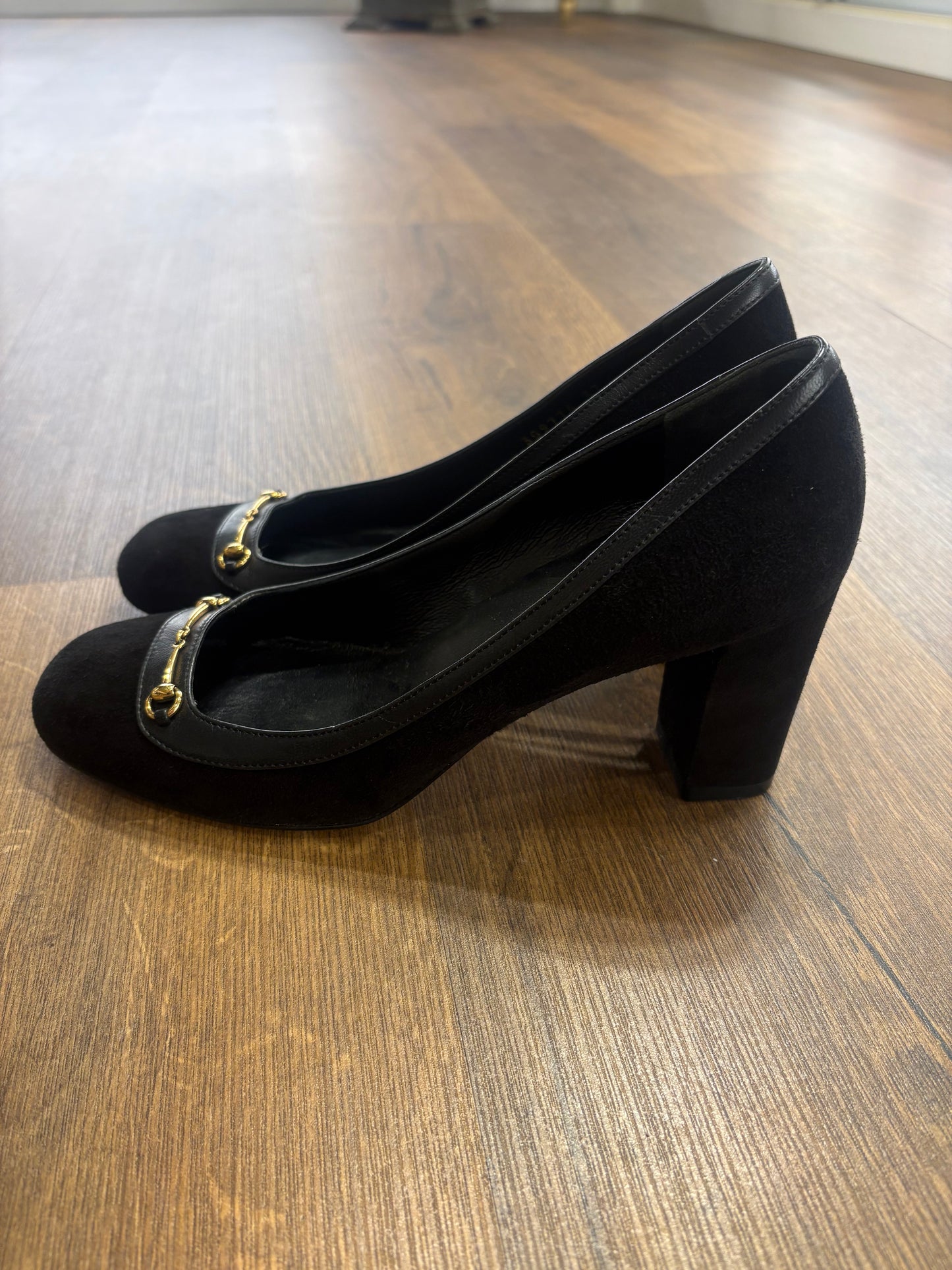 Gucci décolleté in suede nero con morsetto dorato