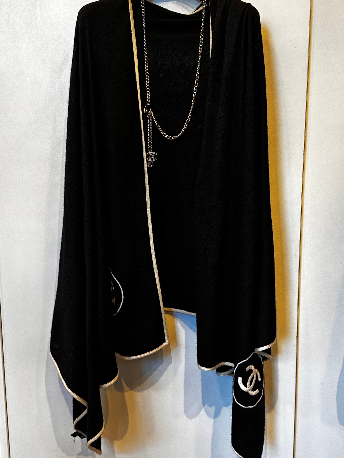 Chanel maxi stola cashmere e seta con logo grande