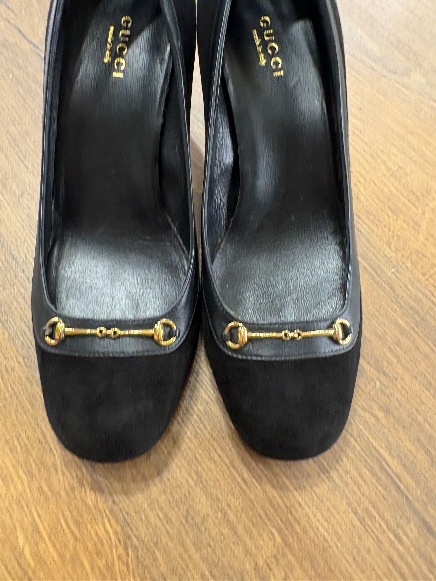 Gucci décolleté in suede nero con morsetto dorato