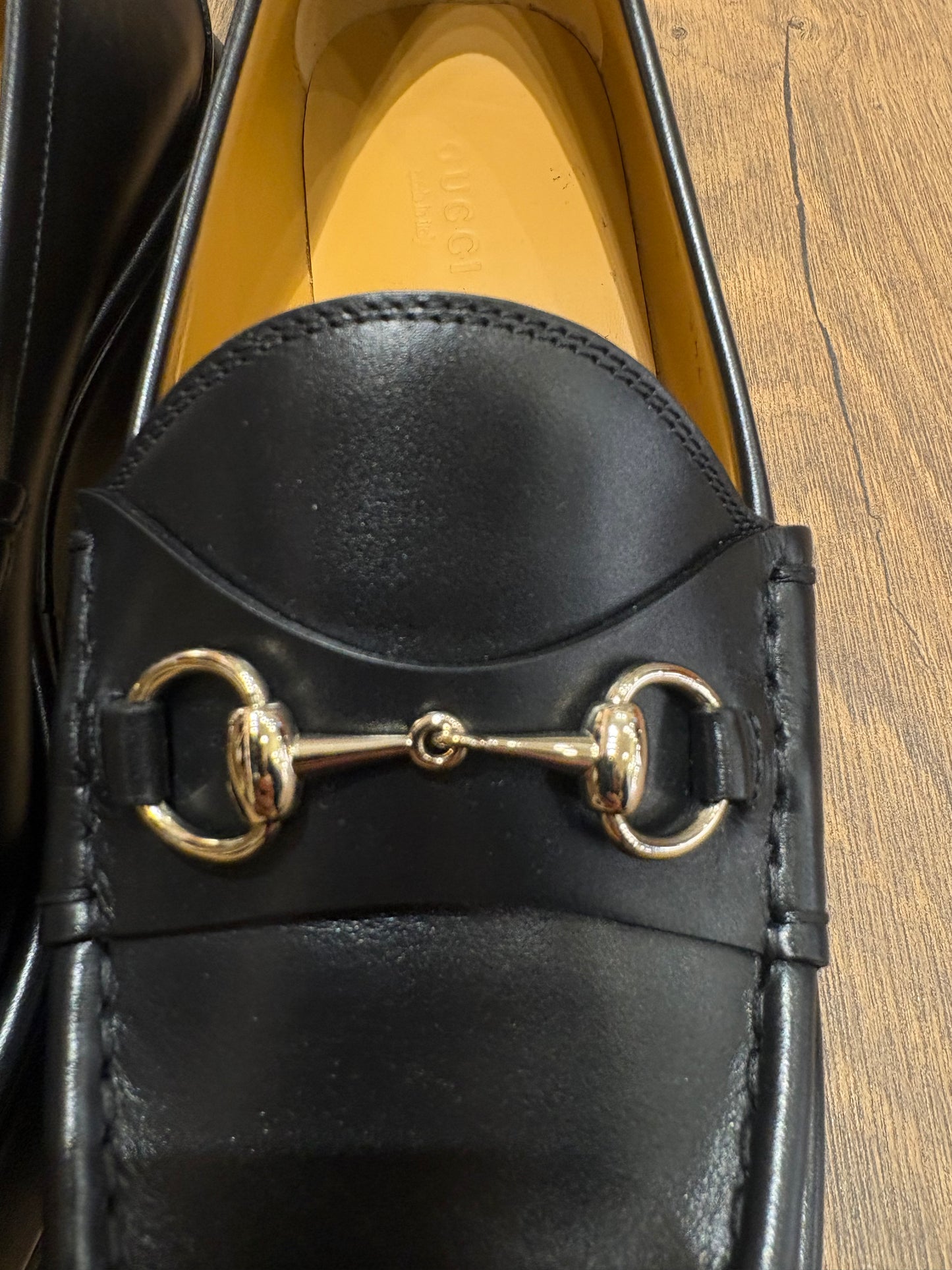 Gucci mocassini in pelle con morsetto . Nuovi
