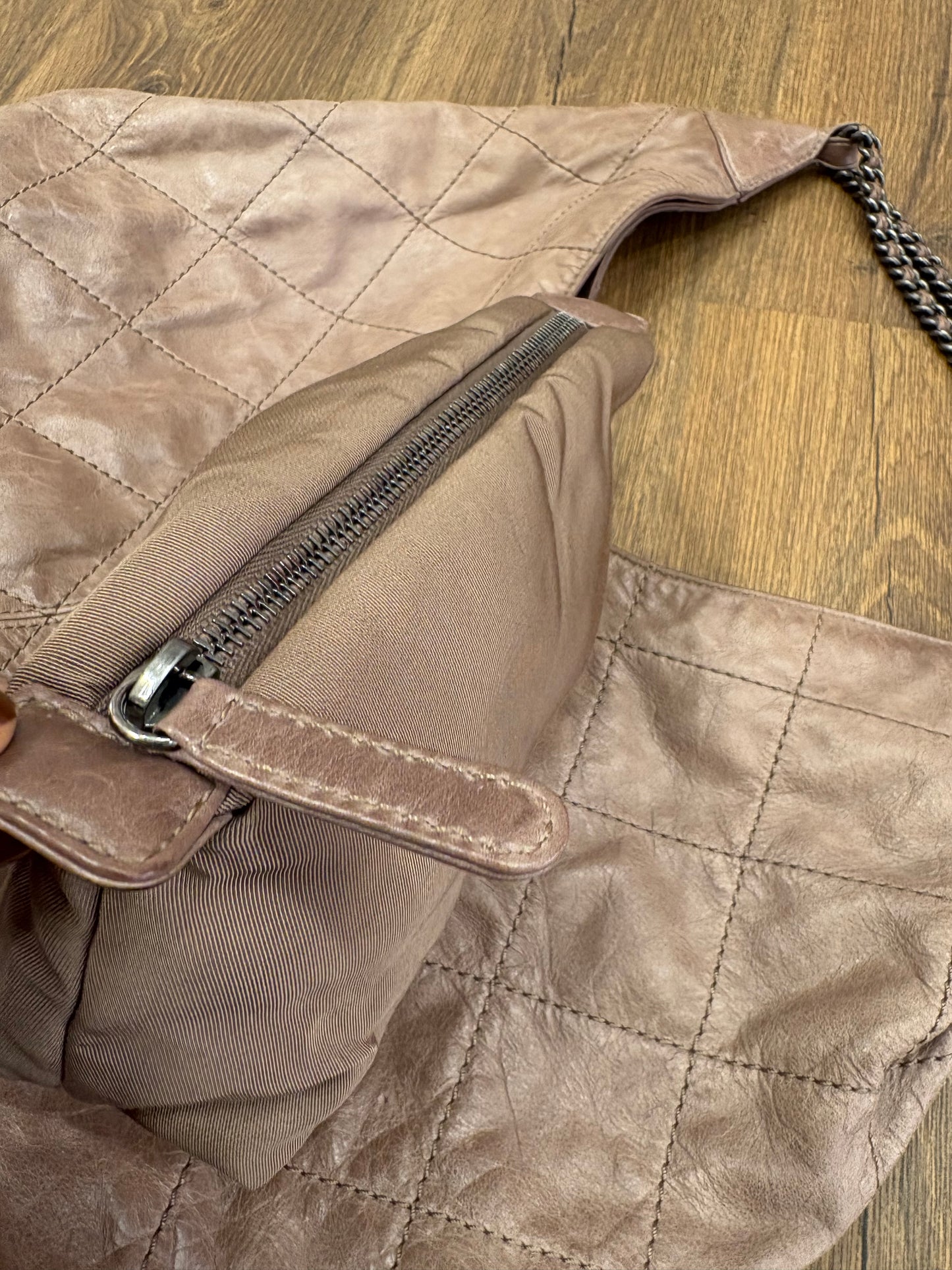 Chanel  Coco Supple Hobo in pelle di vitello invecchiata trapuntata