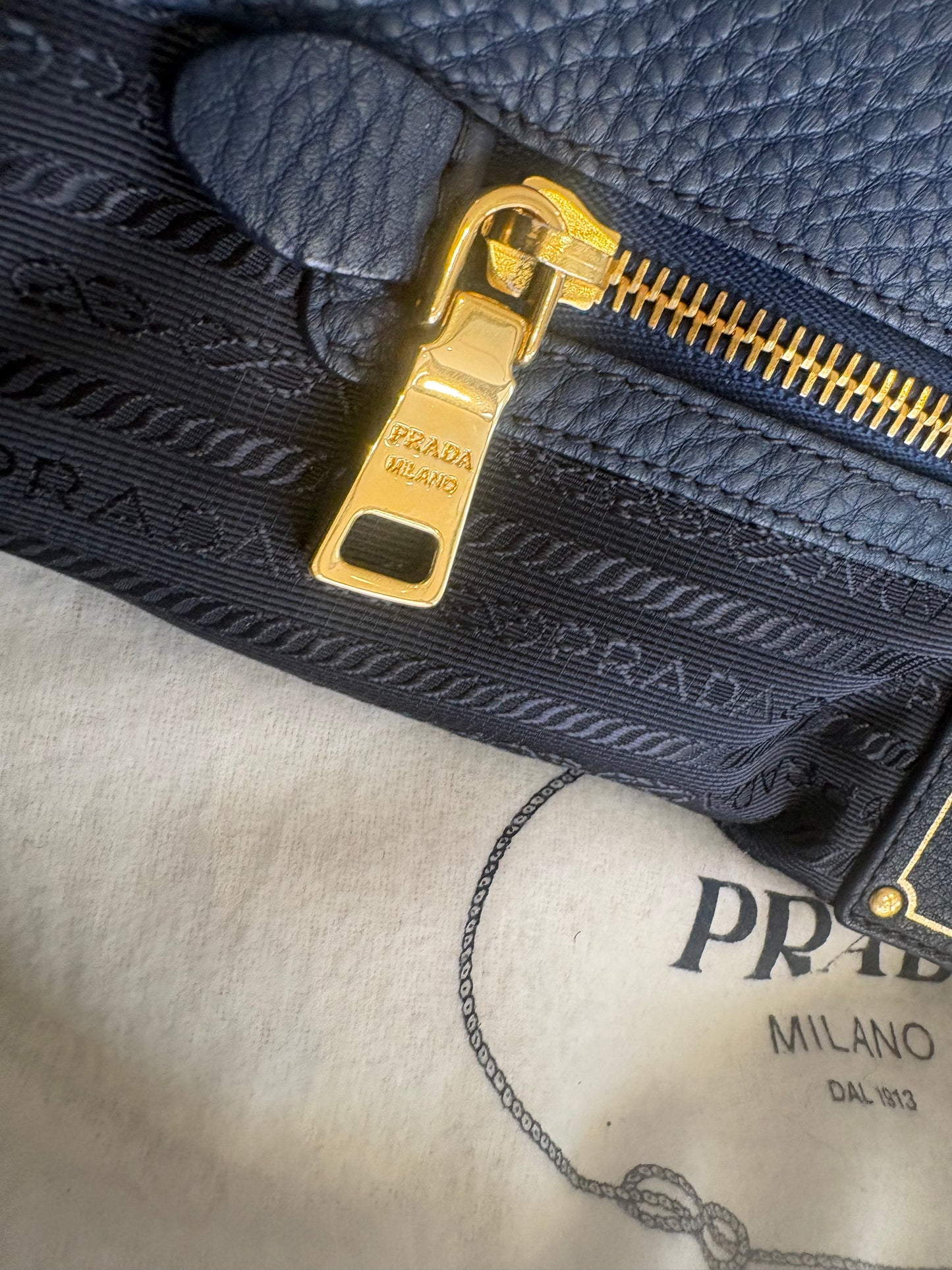 Prada tote bag pelle di daino martellata  blu cobalto