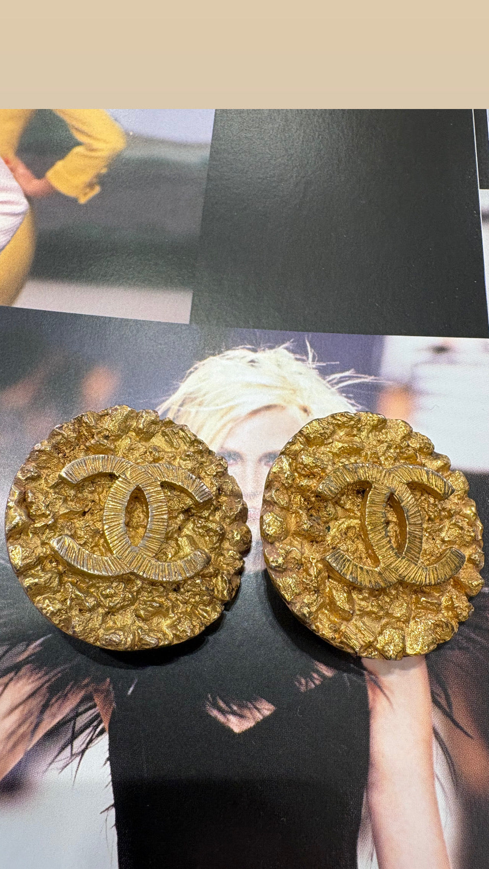 Chanel Orecchini CC a Clips in Metallo Dorato collezione 1993 Karl Lagerfeld