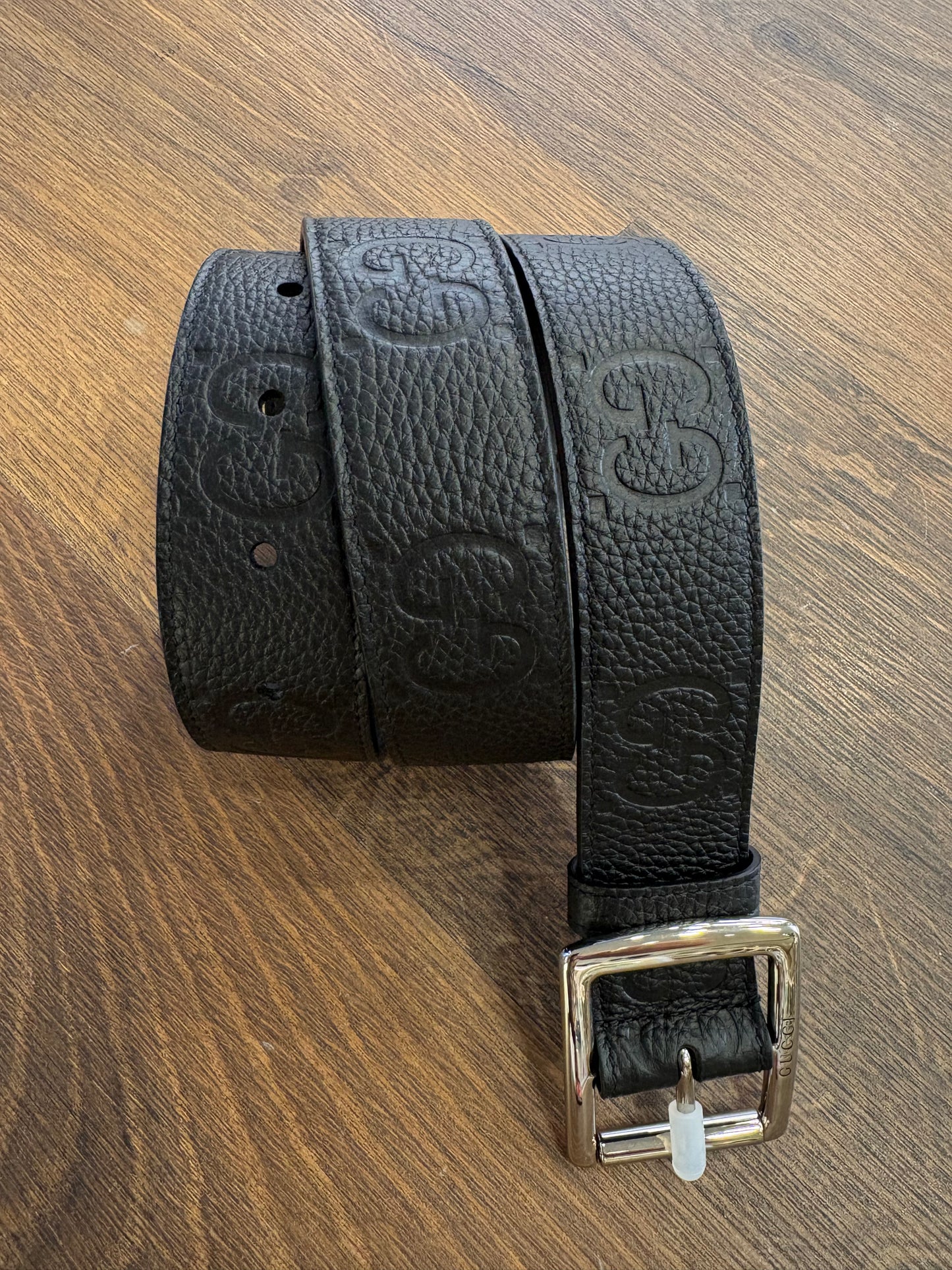 Gucci Cintura da uomo ( anche unisex )con motivo GG in rilievo e fibbia squadrata mis. 80. Nuovo