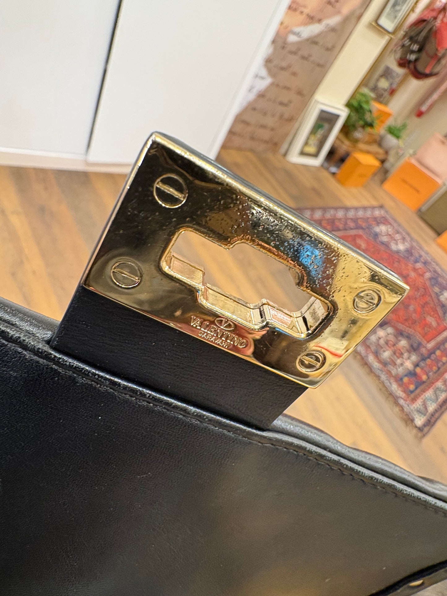 Valentino Garavani Candy Stud in pelle nera con logo VLTN