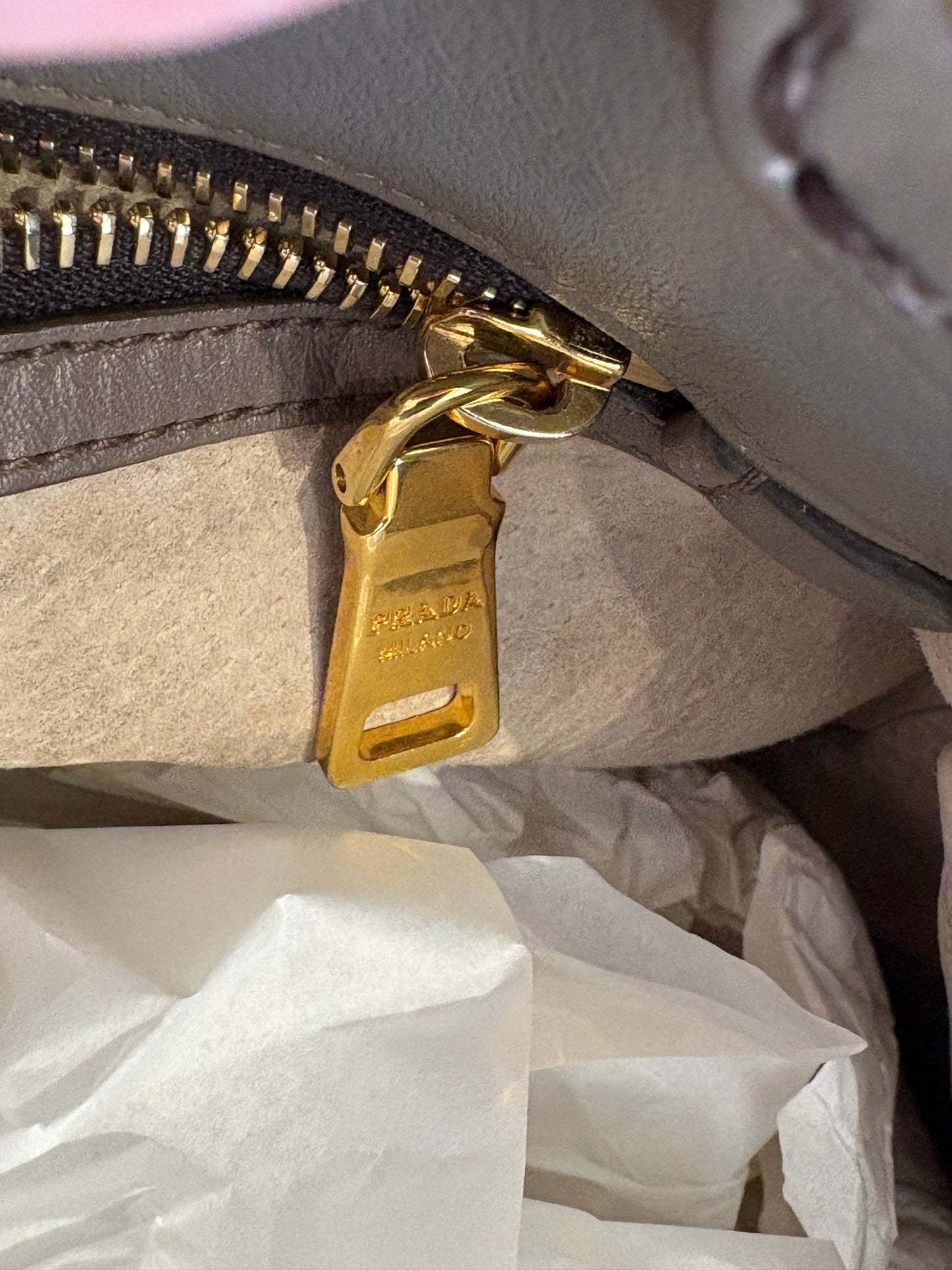 Prada   Borsa a Spalla Manici in Pelle Vitello Phenix Grigio Argilla