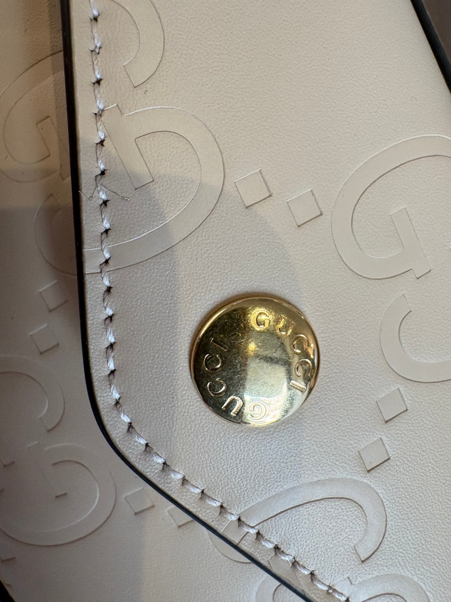 Borsa Mini Gucci Gilbert in Pelle Monogram GG Goffrata con Tracolla a Catena. Nuovo