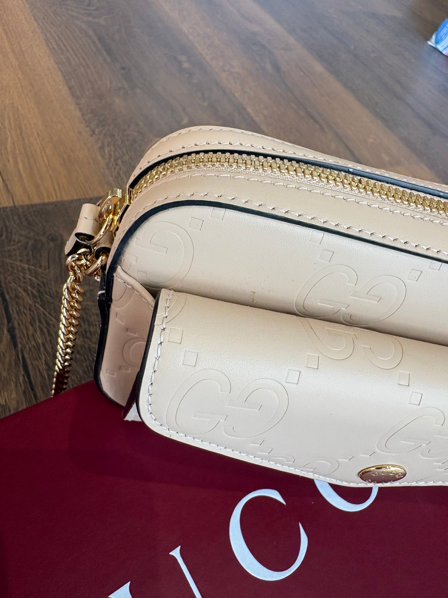 Borsa Mini Gucci Gilbert in Pelle Monogram GG Goffrata con Tracolla a Catena. Nuovo