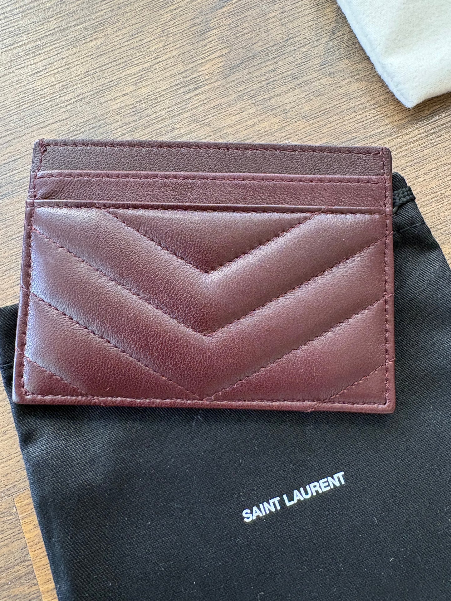 YSL Portacarte Cassandre Matelassé in Pelle Cabernet. Nuovo
