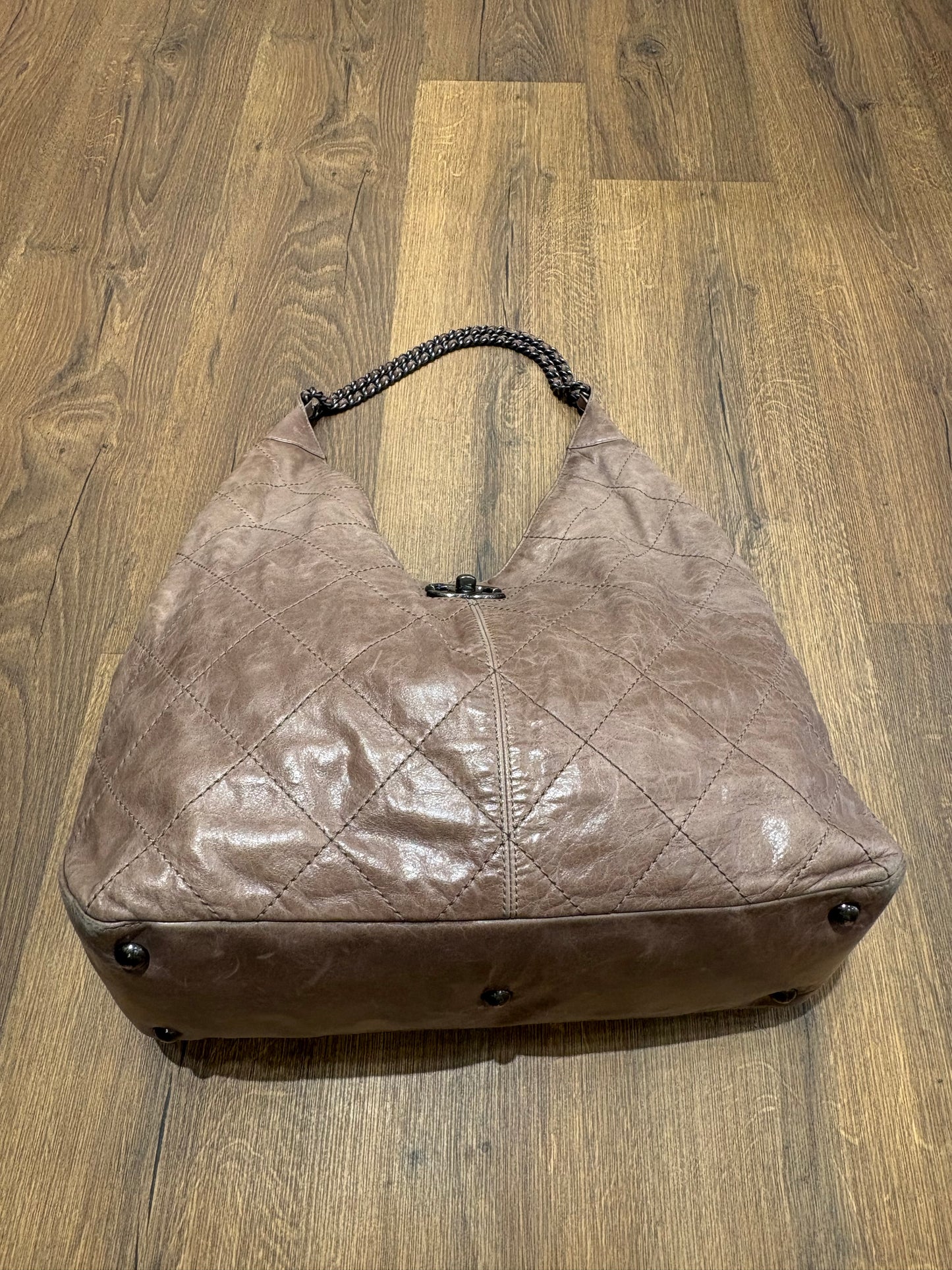 Chanel  Coco Supple Hobo in pelle di vitello invecchiata trapuntata