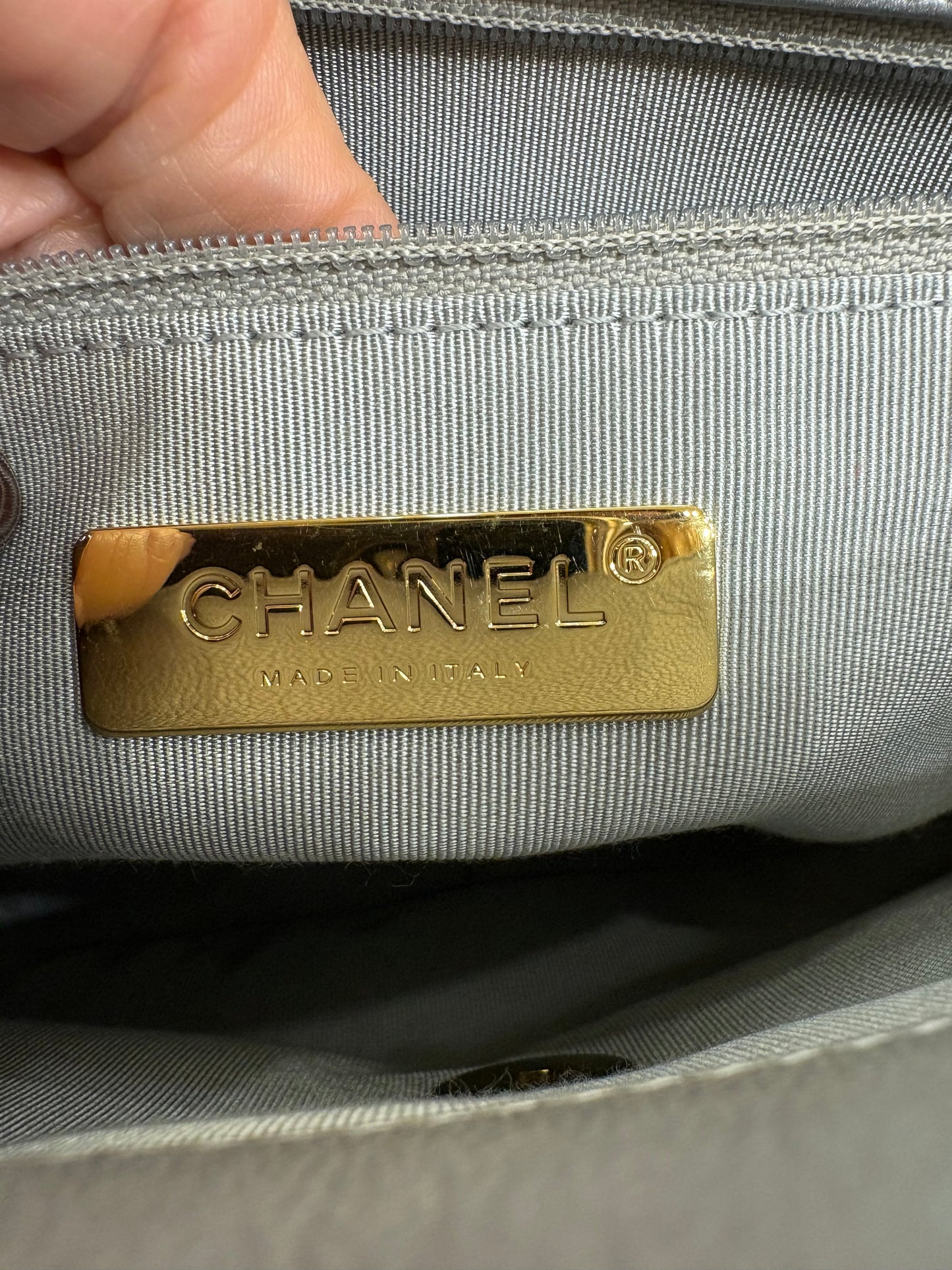 Chanel C19  media in pelle argento hw silver / gold