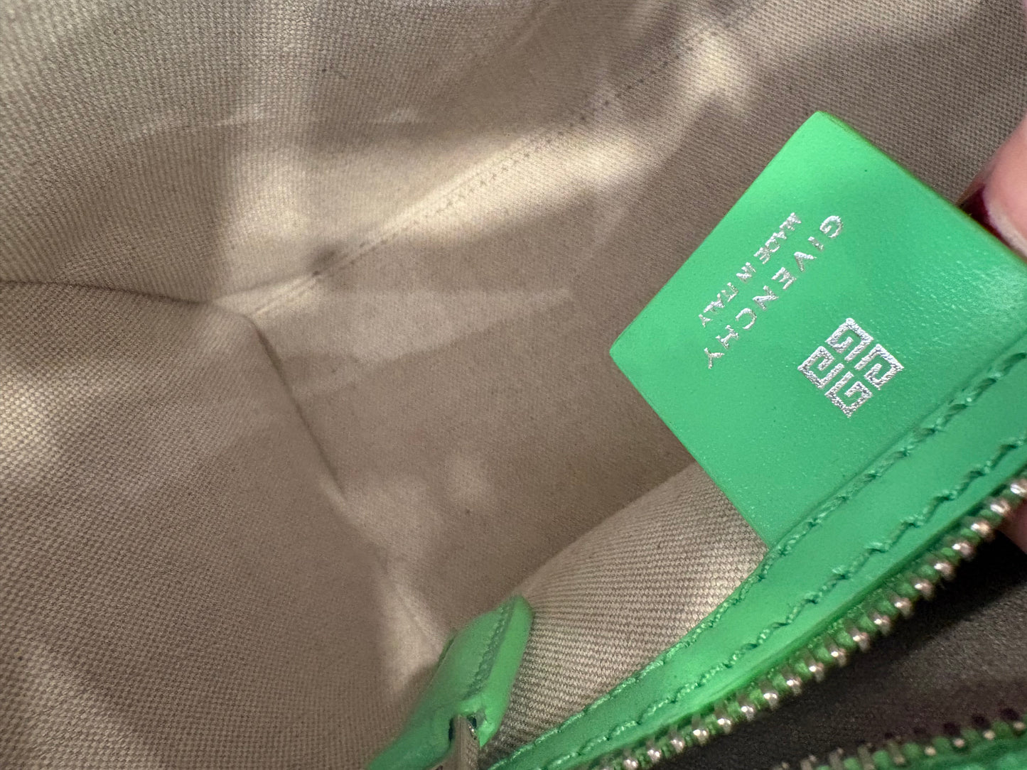 Bottega Veneta Mini Antigona in pelle verde assenzio. Nuova
