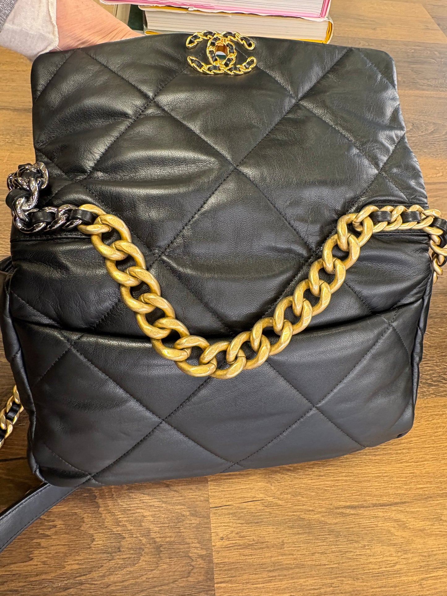 Borsa Chanel 19 Large Pelle d'Agnello Nera con Hardware Silver Gold