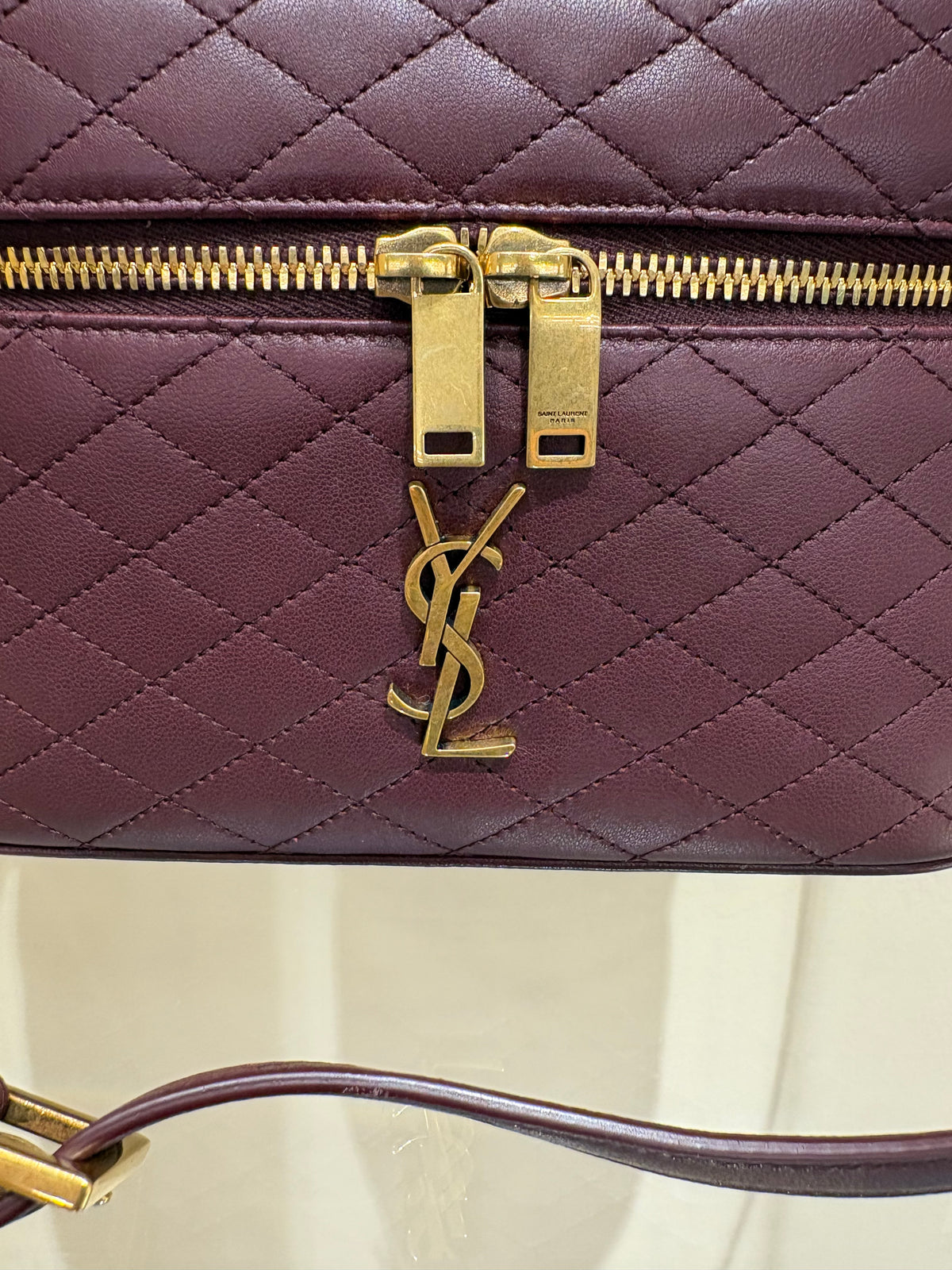 Saint Laurent Gaby Vanity Rouge Cabernet. Nuovo