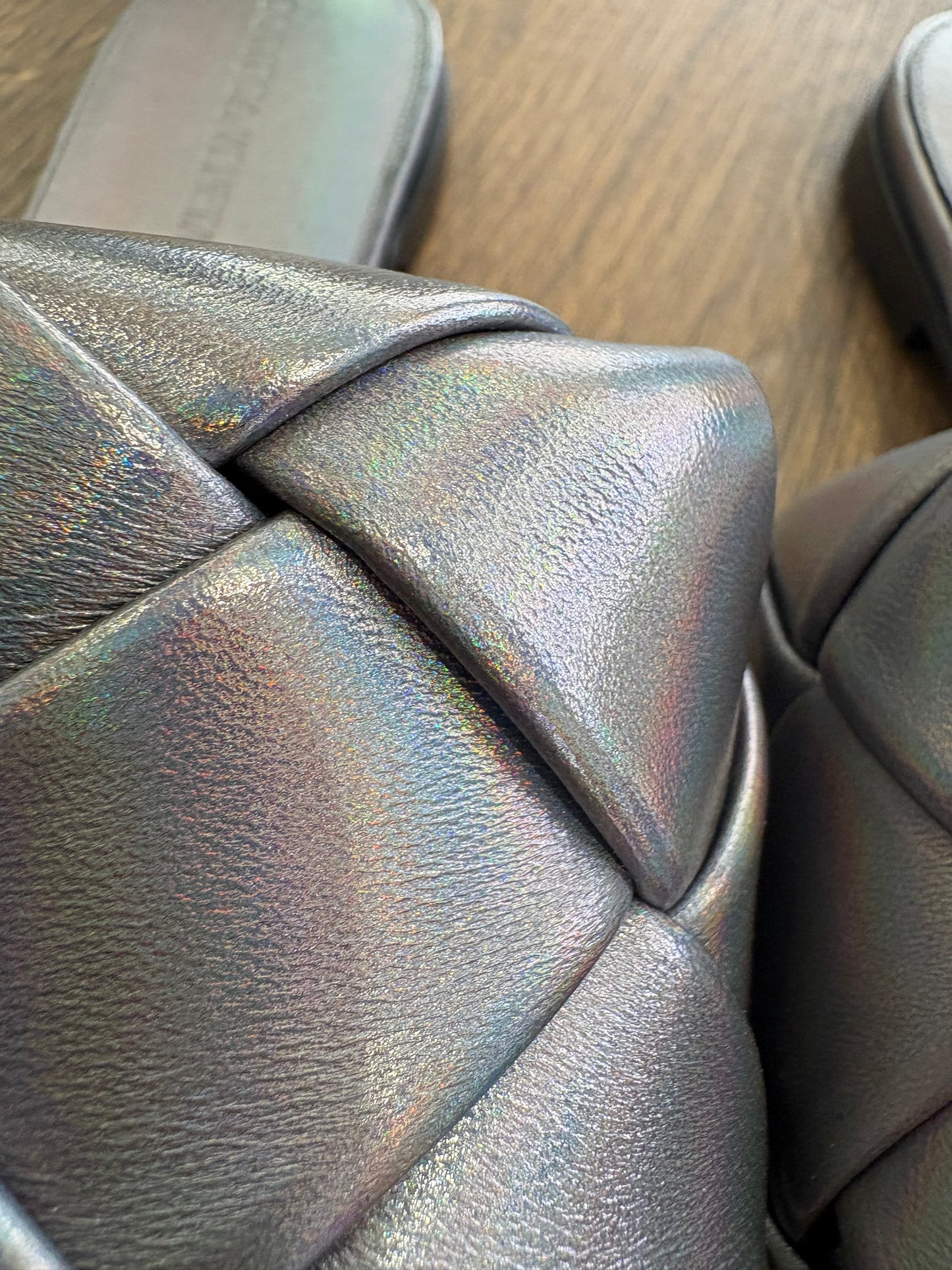 Bottega Veneta Sandali Flat Lido in Pelle Intrecciata Oyster Metallic 36. Nuovo