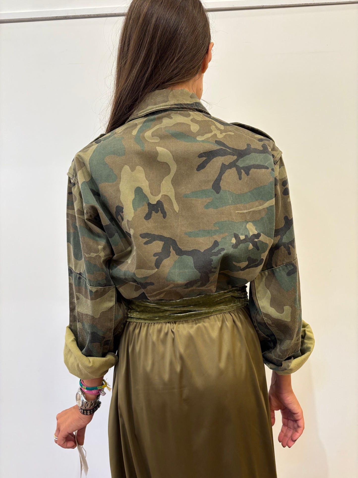 Galliano abito camouflage e seta recycling