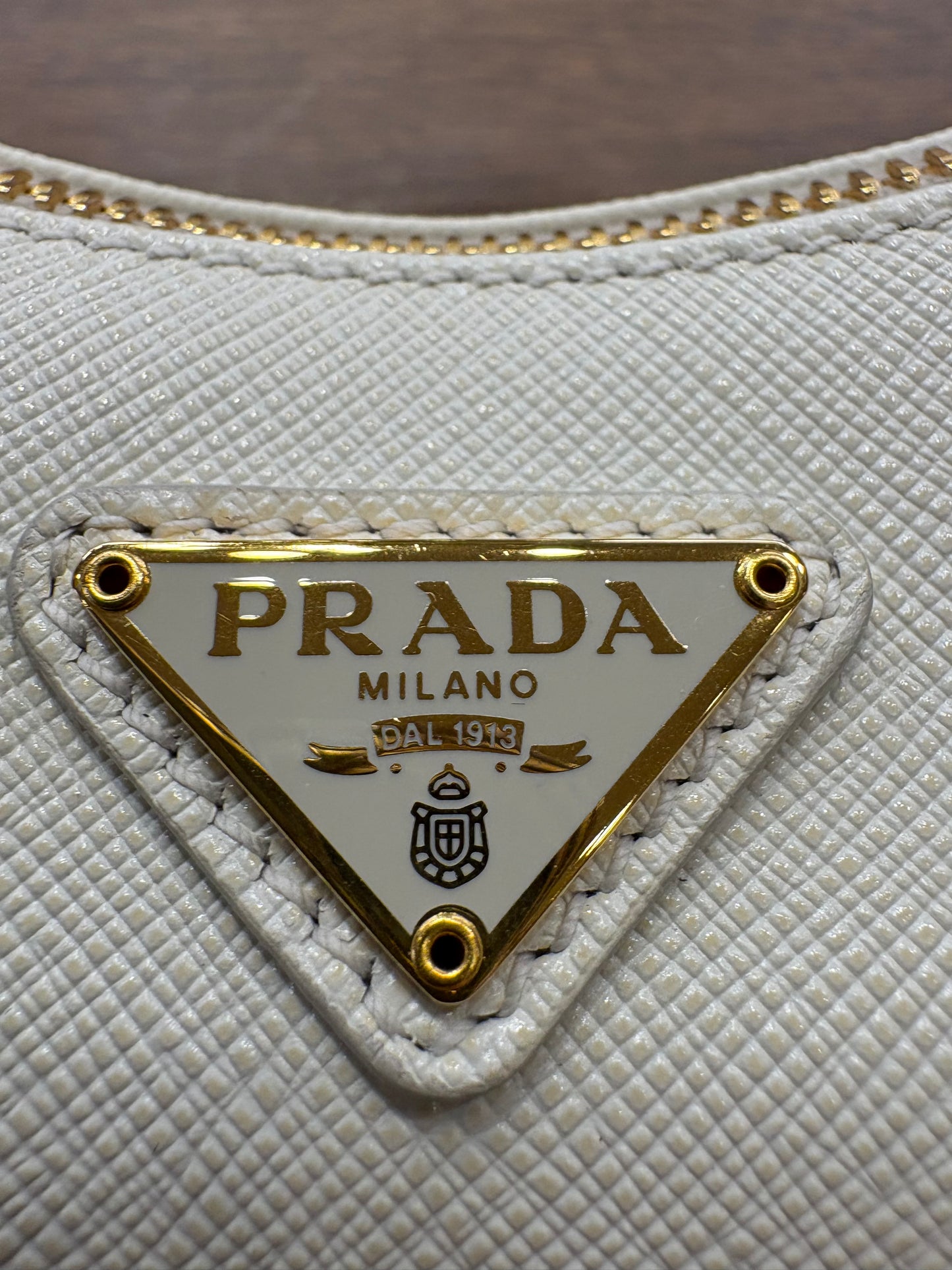 Borsa Prada Re-Edition 2005 in Pelle Saffiano Bianco e Dettagli Cocco Nero. Nuovo