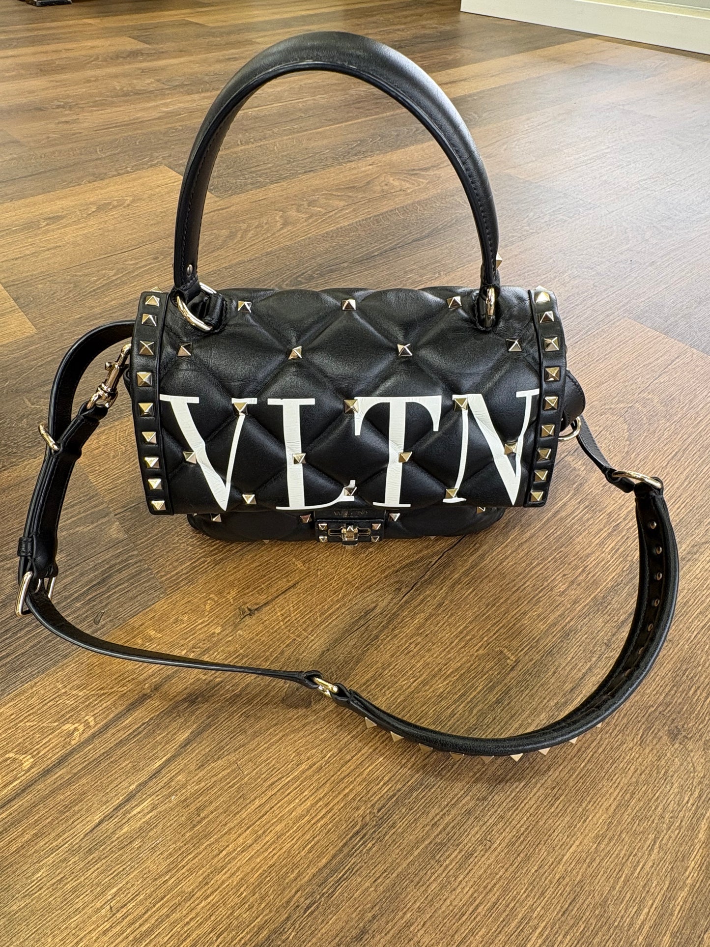Valentino Garavani Candy Stud in pelle nera con logo VLTN