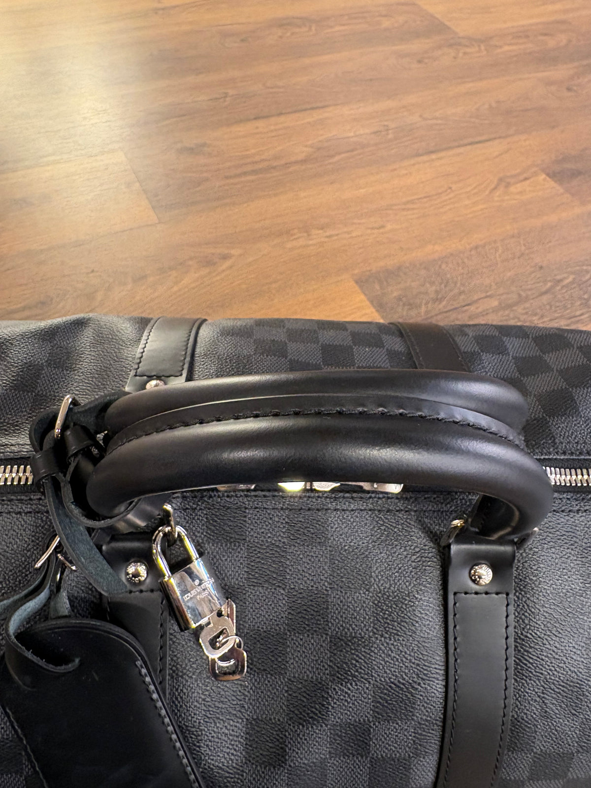Louis Vuitton Keepall Bandoulière 55 in tela damier graphite e pelle nera